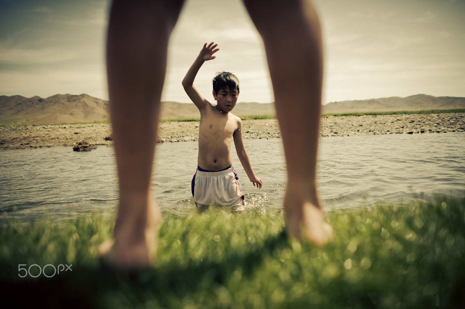 Nikon D700 + Nikon AF-S Nikkor 24mm F1.4G ED sample photo. Kids in a river photography