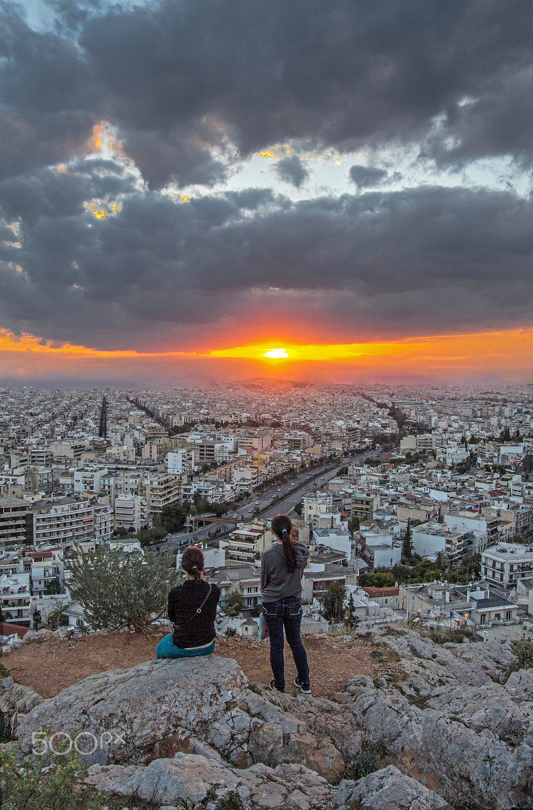 Canon EOS 650D (EOS Rebel T4i / EOS Kiss X6i) + Sigma 18-50mm f/2.8 Macro sample photo. The sun sets in the city.. (greece) photography