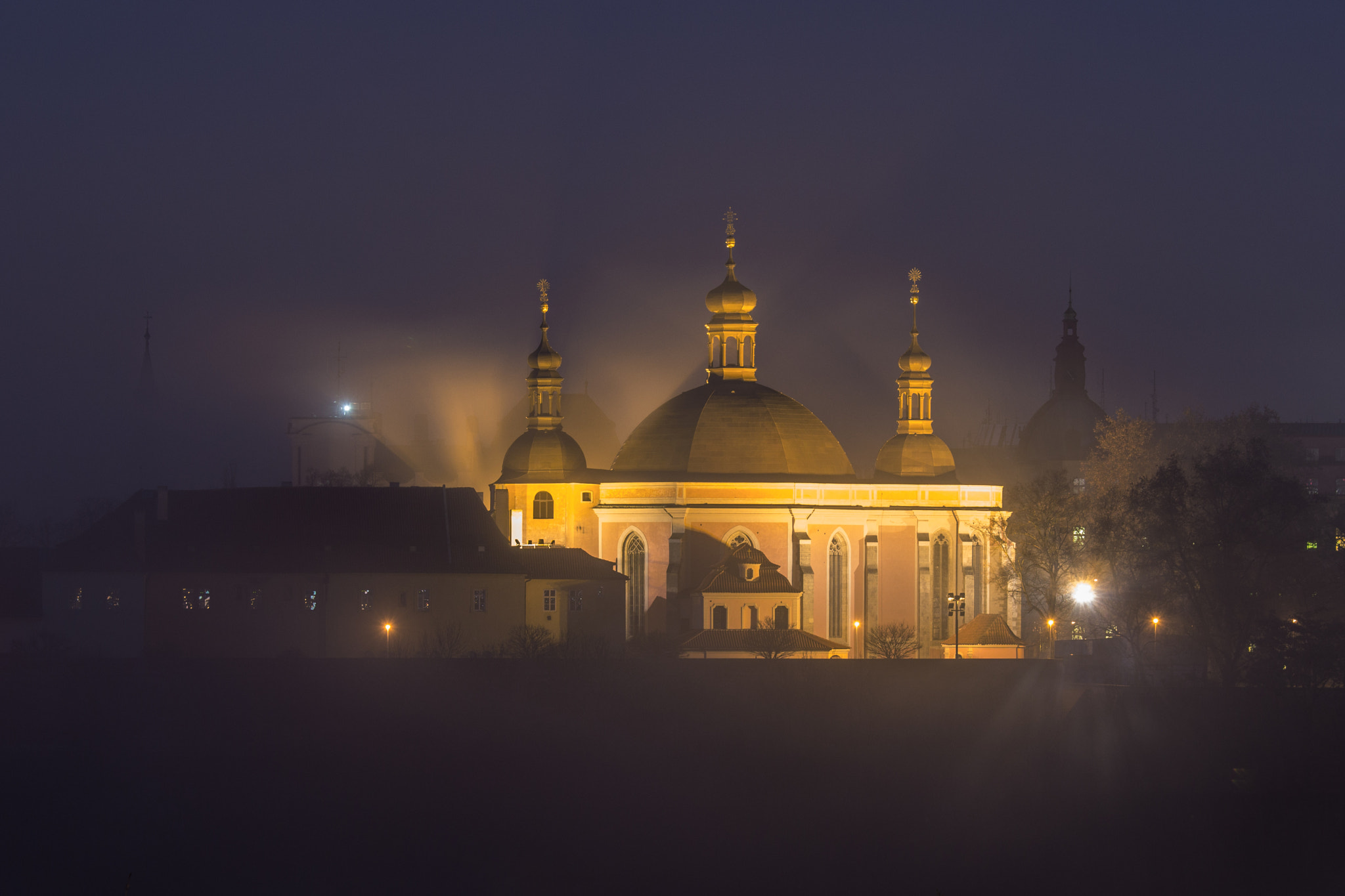 Canon EOS 60D + Canon EF 70-200mm F4L IS USM sample photo. Foggy evening in prague center photography