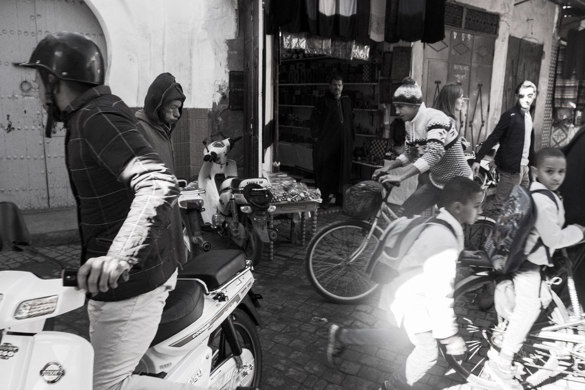 Canon EOS 700D (EOS Rebel T5i / EOS Kiss X7i) + Canon EF 17-40mm F4L USM sample photo. Street scene，marrakech photography