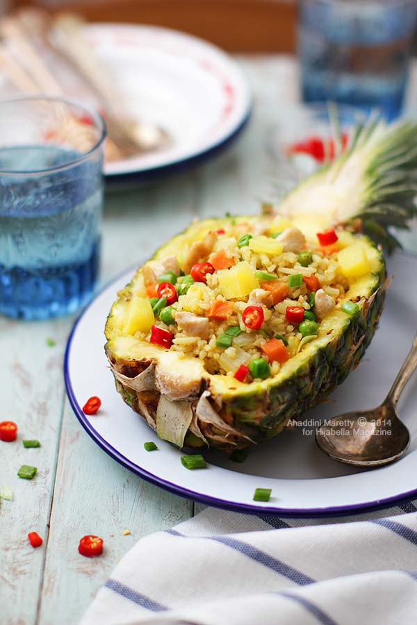 Canon EOS 550D (EOS Rebel T2i / EOS Kiss X4) + Canon EF 50mm F1.2L USM sample photo. Pineapple fried rice photography