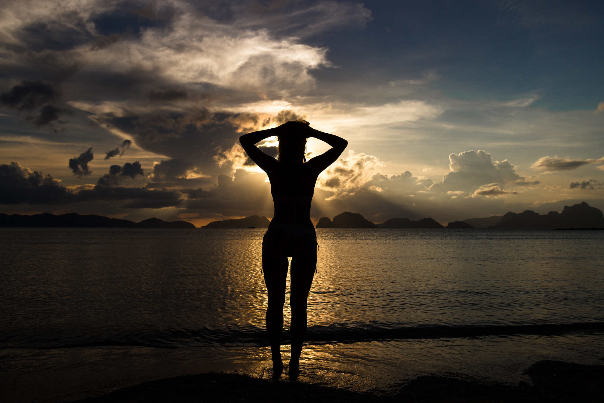 Canon EF-S 17-55mm F2.8 IS USM sample photo. Sunset on the sea with woman siluete photography