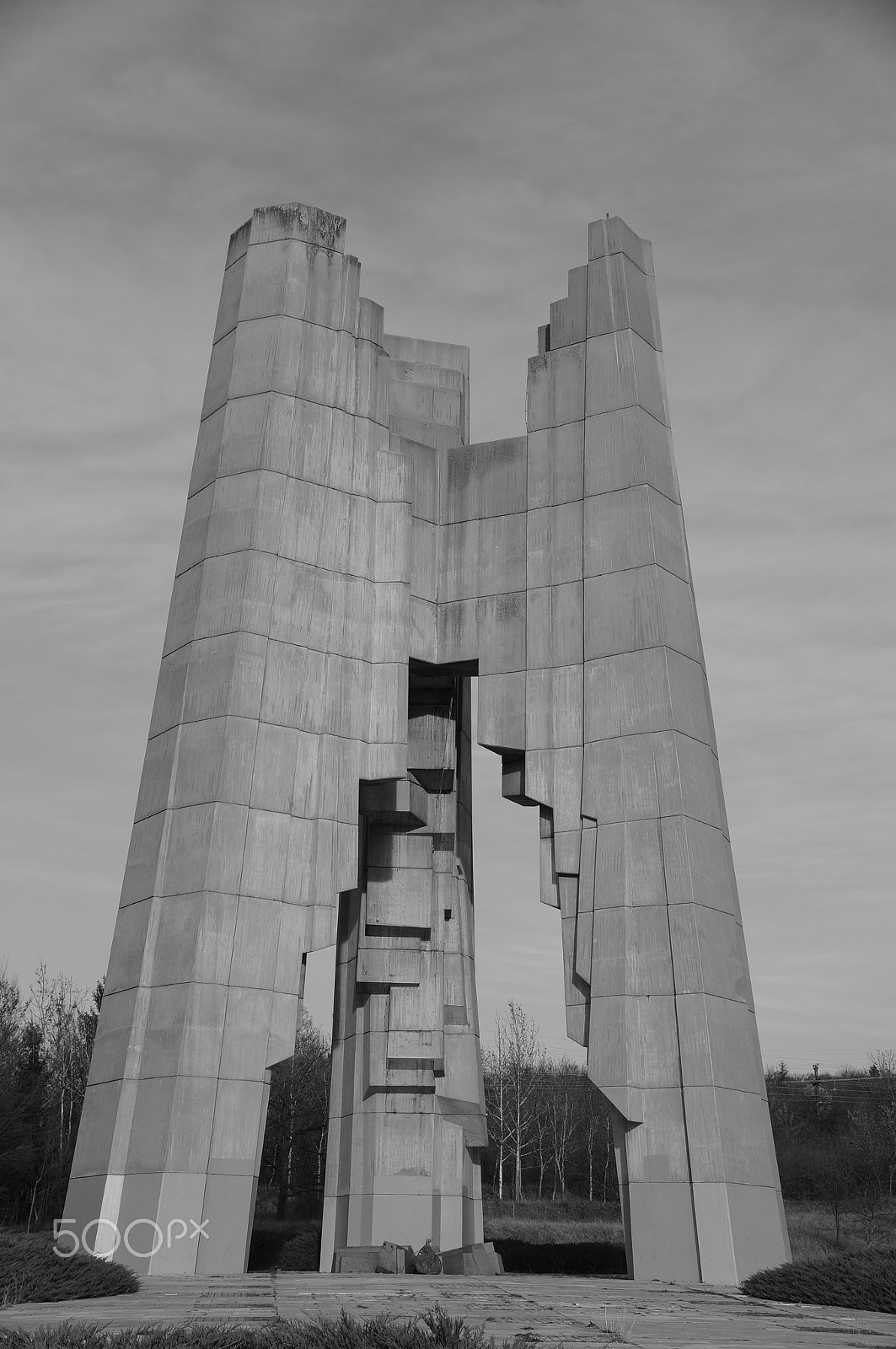 Sony DT 18-135mm F3.5-5.6 SAM sample photo. Concrete monument photography