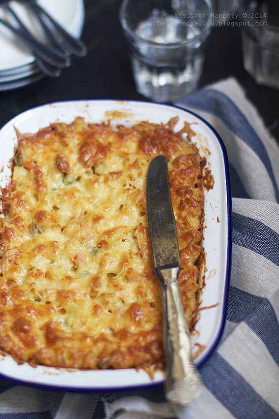 Canon EOS 550D (EOS Rebel T2i / EOS Kiss X4) + Canon EF 50mm F1.2L USM sample photo. Baked macaroni smoked chicken with peas & carrots photography