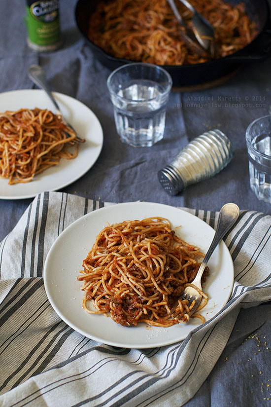 Canon EOS 550D (EOS Rebel T2i / EOS Kiss X4) + Canon EF 50mm F1.2L USM sample photo. Meat sauce spaghetti photography