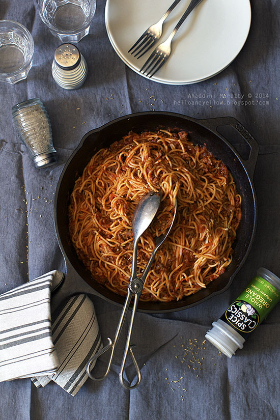 Canon EOS 550D (EOS Rebel T2i / EOS Kiss X4) + Canon EF 50mm F1.2L USM sample photo. Meat sauce spaghetti photography