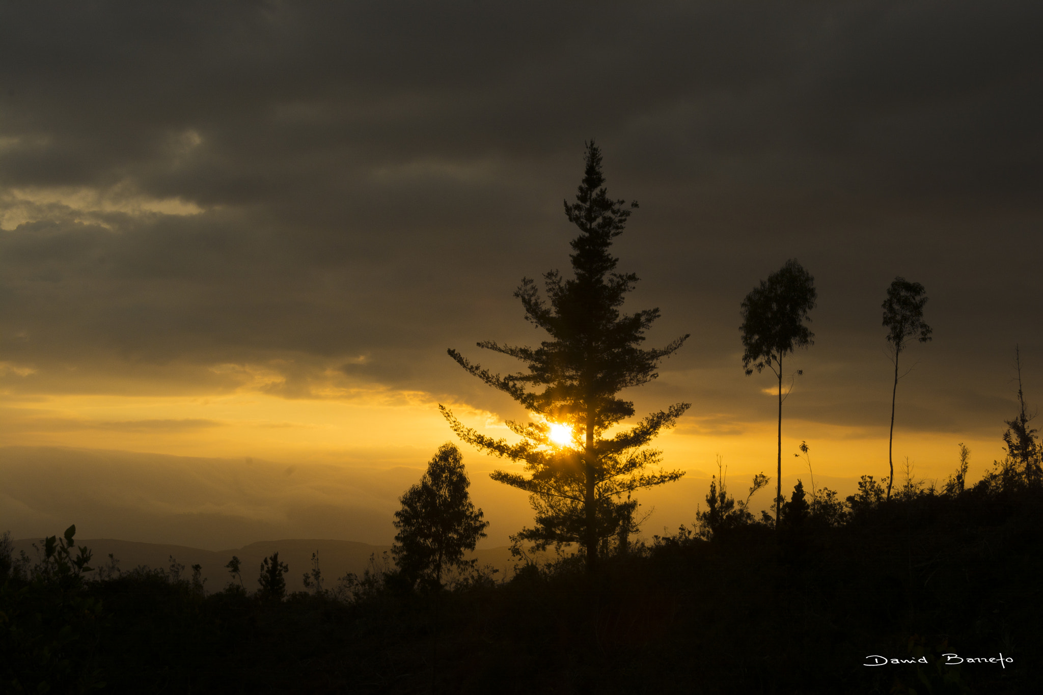 Nikon D7100 + Sigma 18-200mm F3.5-6.3 DC OS HSM sample photo. Culminando el día, sunset serrano... photography