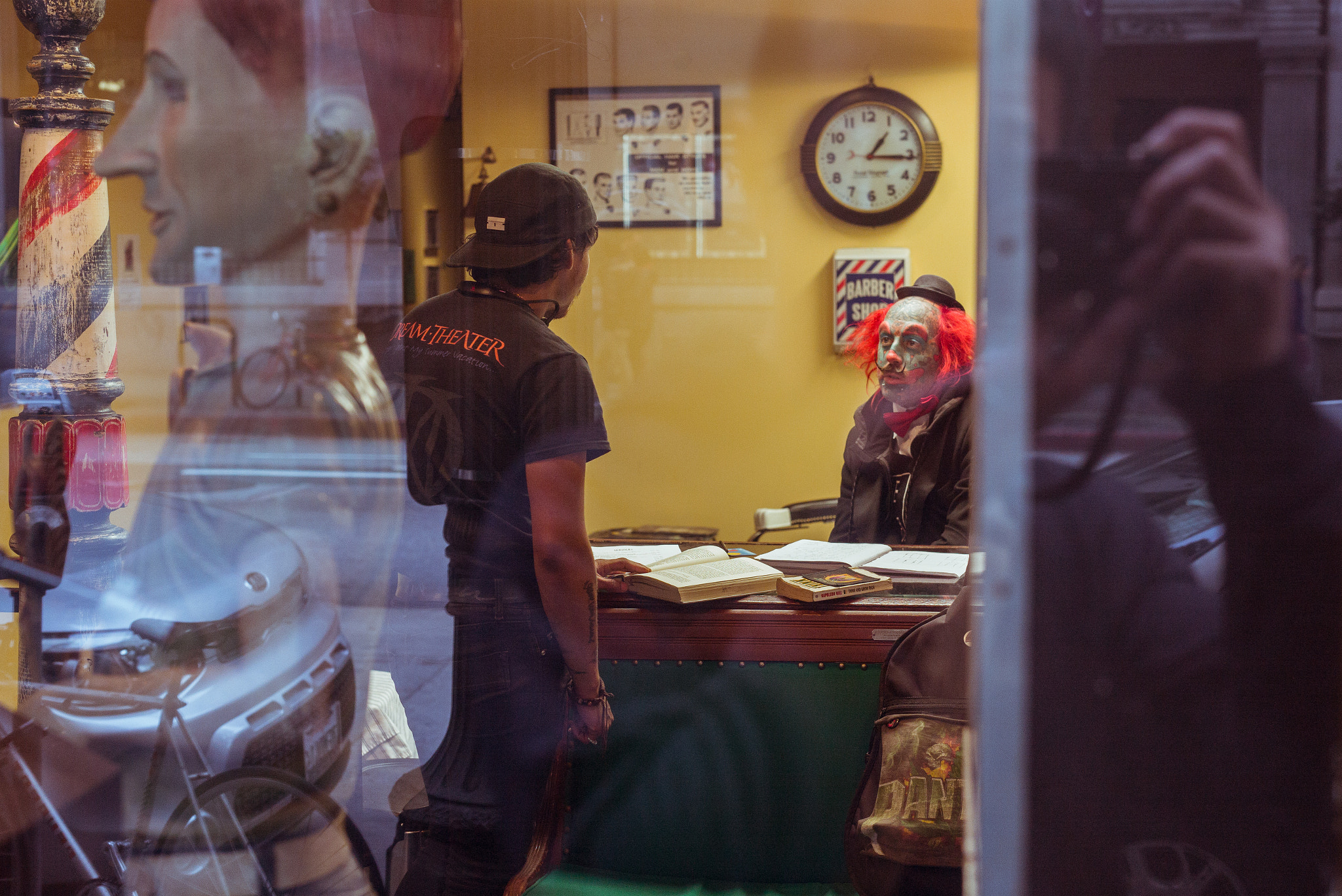 Leica APO-Summicron-M 50mm F2 ASPH sample photo. In broadway ave, california, a barbershop owner dr ... photography