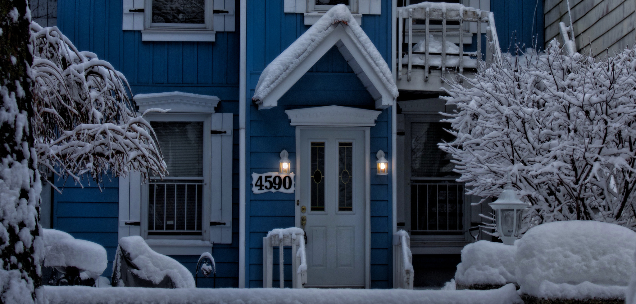 Sony Cyber-shot DSC-RX100 + Sony 28-100mm F1.8-4.9 sample photo. Snowfall photography