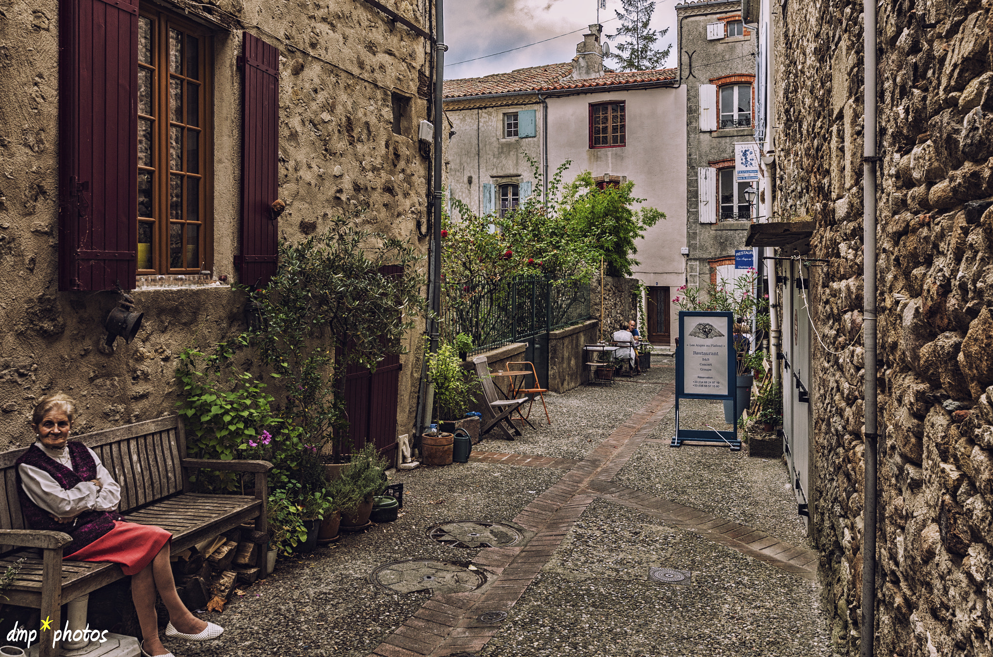 Nikon D5100 + Sigma 10-20mm F3.5 EX DC HSM sample photo. La vie sur la rue. photography