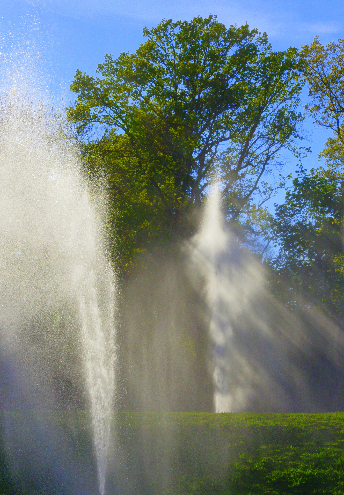 Pentax K-5 + smc PENTAX-DA L 55-300mm F4-5.8 ED sample photo. Spray of fountains together with sun rays photography