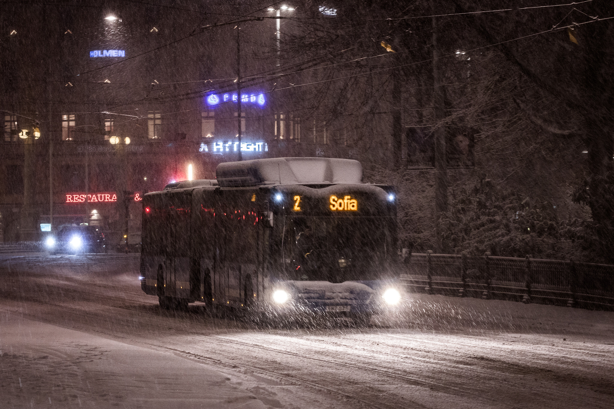 Canon EF 70-300mm F4-5.6L IS USM sample photo. Bus in a snowy stockholm photography