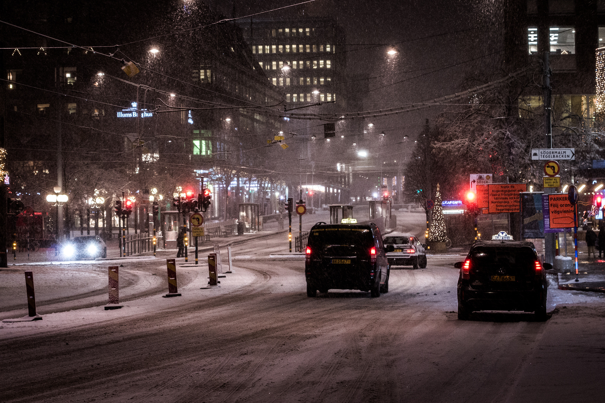 Canon EF 70-300mm F4-5.6L IS USM sample photo. Taxi cars in a snowy stockholm photography