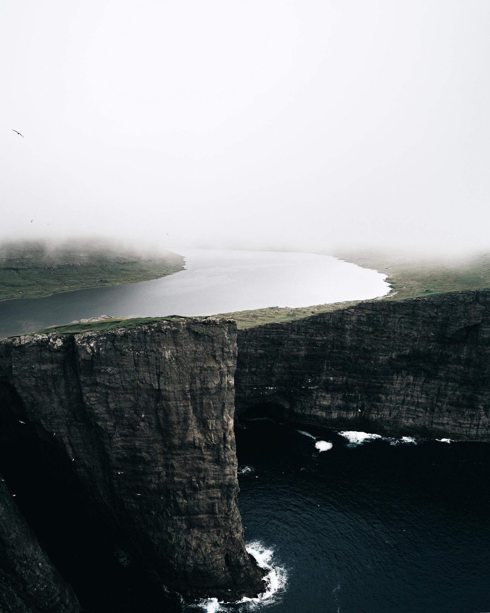 Sony a7 II + ZEISS Batis 25mm F2 sample photo. The lake above the ocean. photography