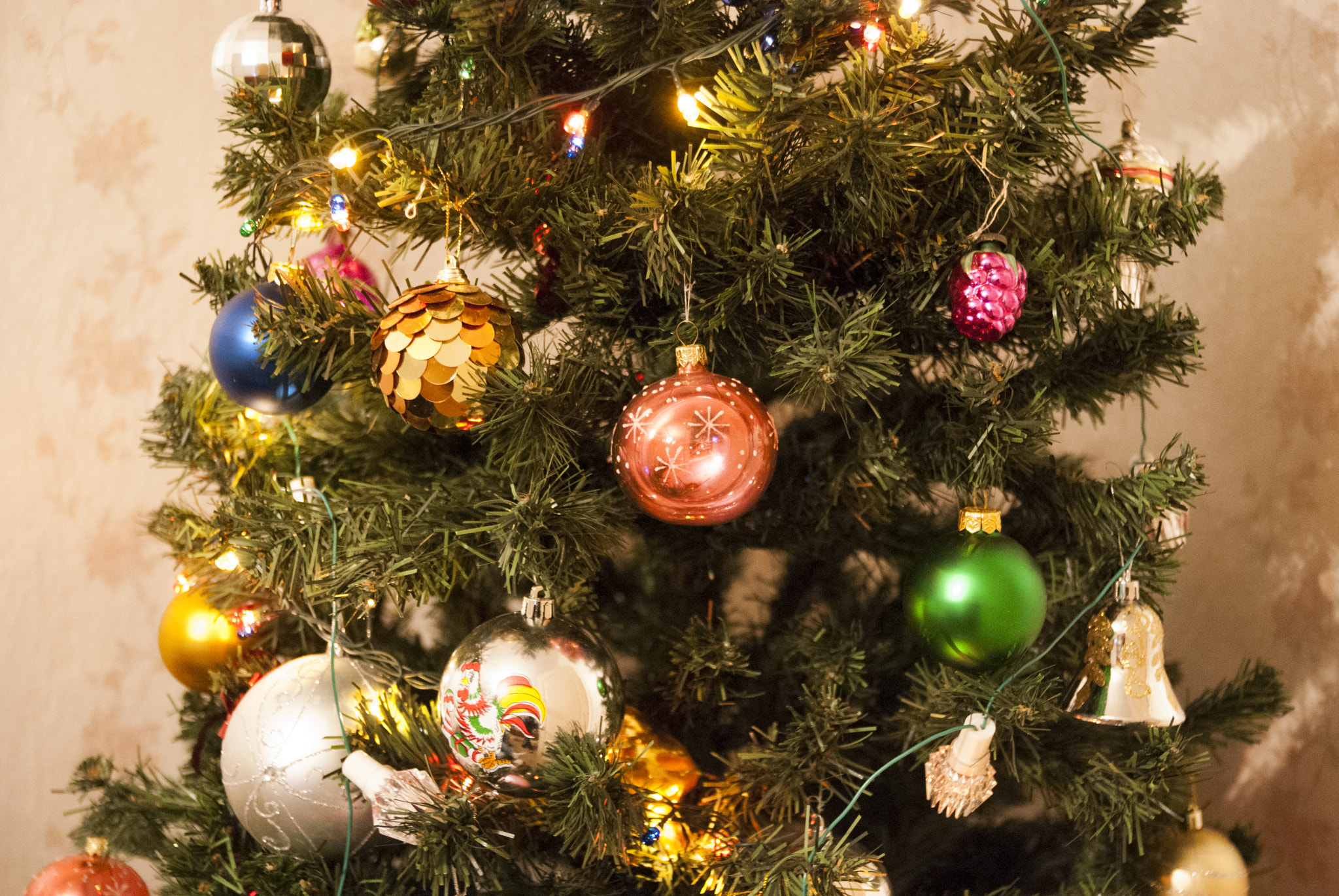 Nikon D40X + Sigma 18-50mm F2.8 EX DC Macro sample photo. Closeup of bauble hanging from a decorated christmas tree. photography