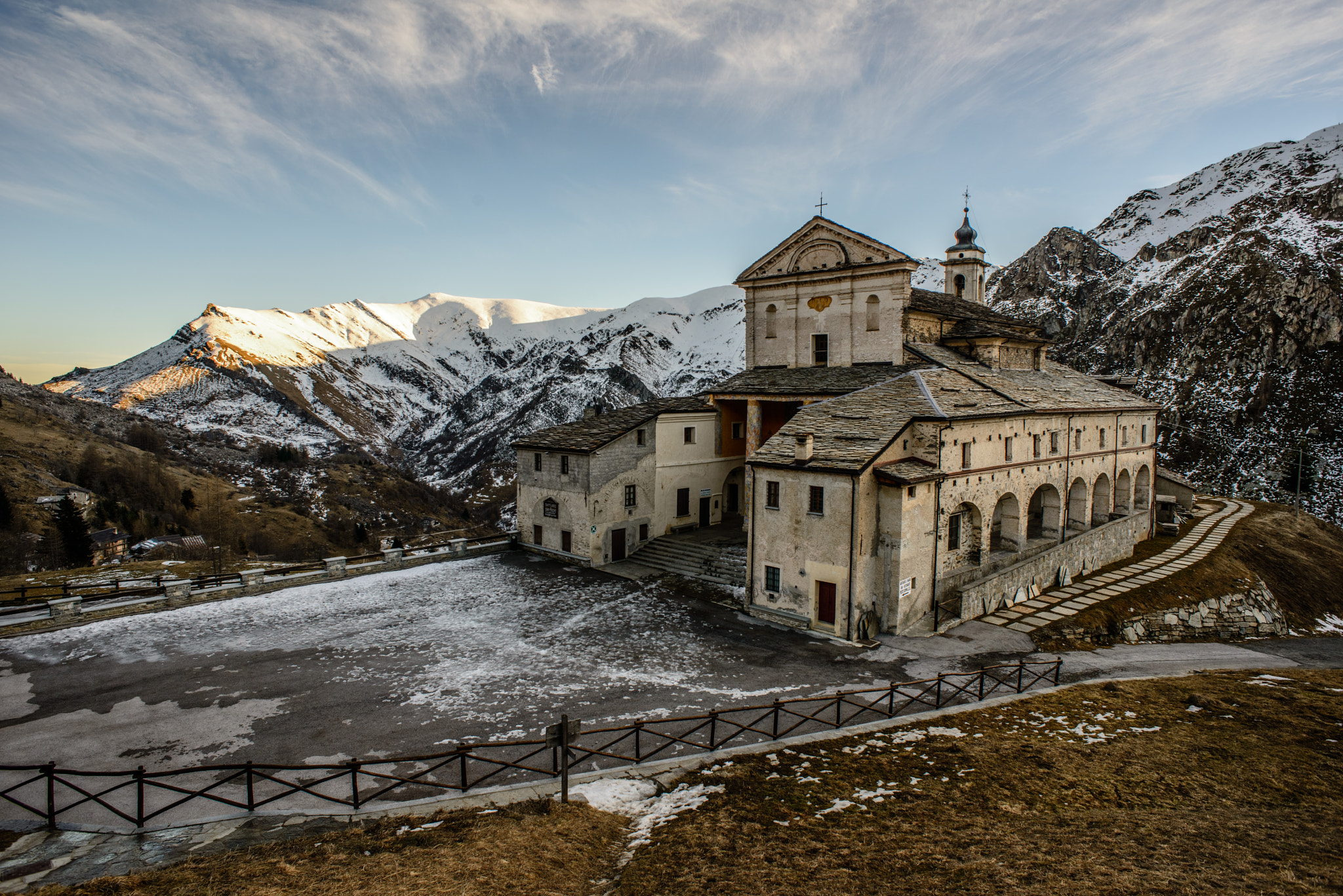 Nikon AF Nikkor 20mm F2.8D sample photo. Saint magnus's sanctuary photography