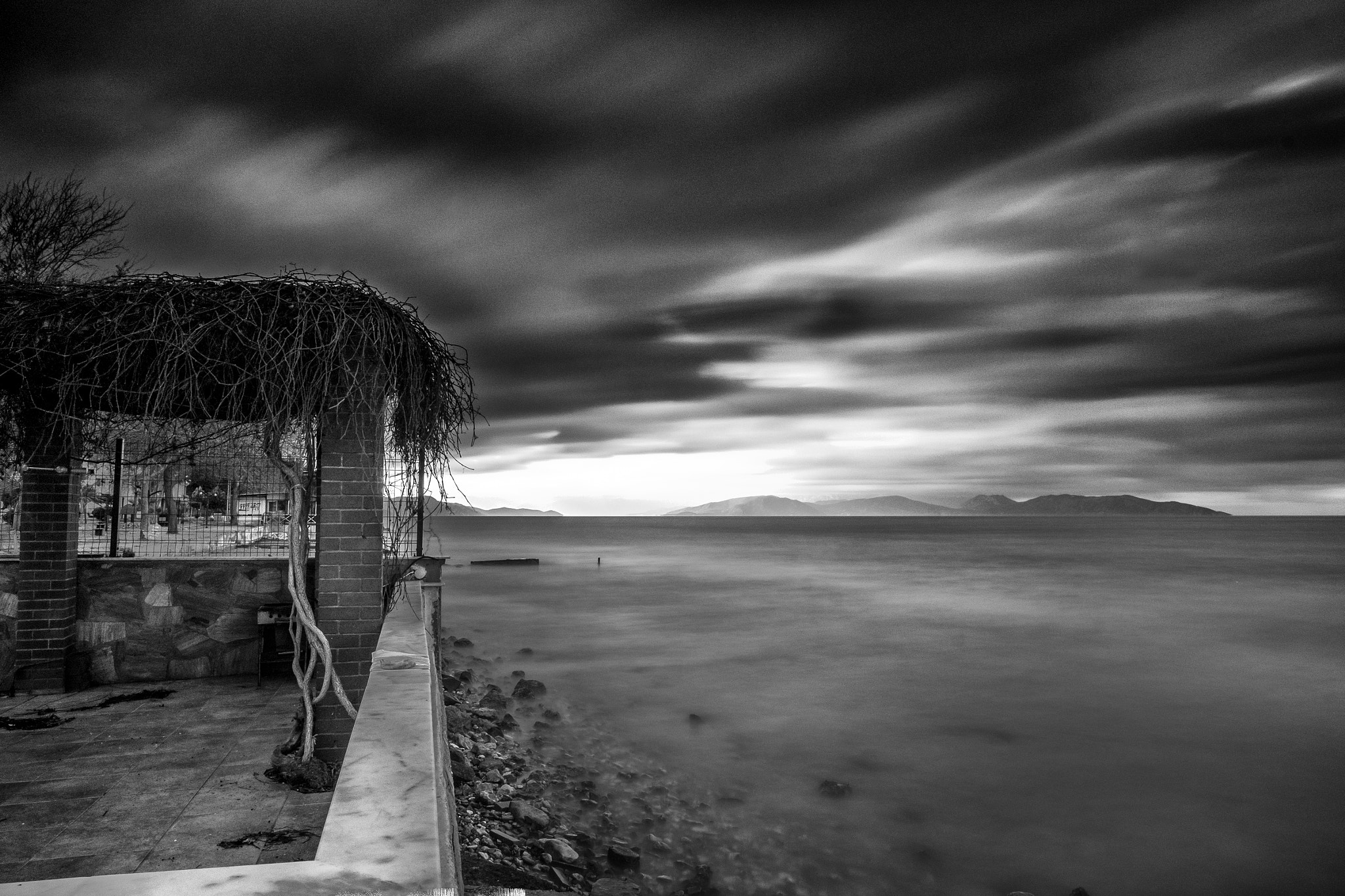 Fujifilm X-T10 + Fujifilm XF 16mm F1.4 R WR sample photo. A cold lonely beach photography