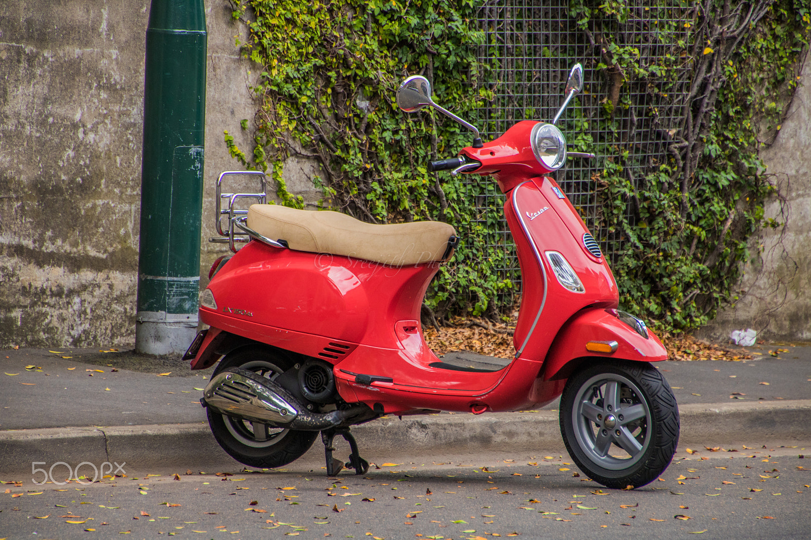 Canon EOS 760D (EOS Rebel T6s / EOS 8000D) sample photo. Vespa scooter in sydney street photography