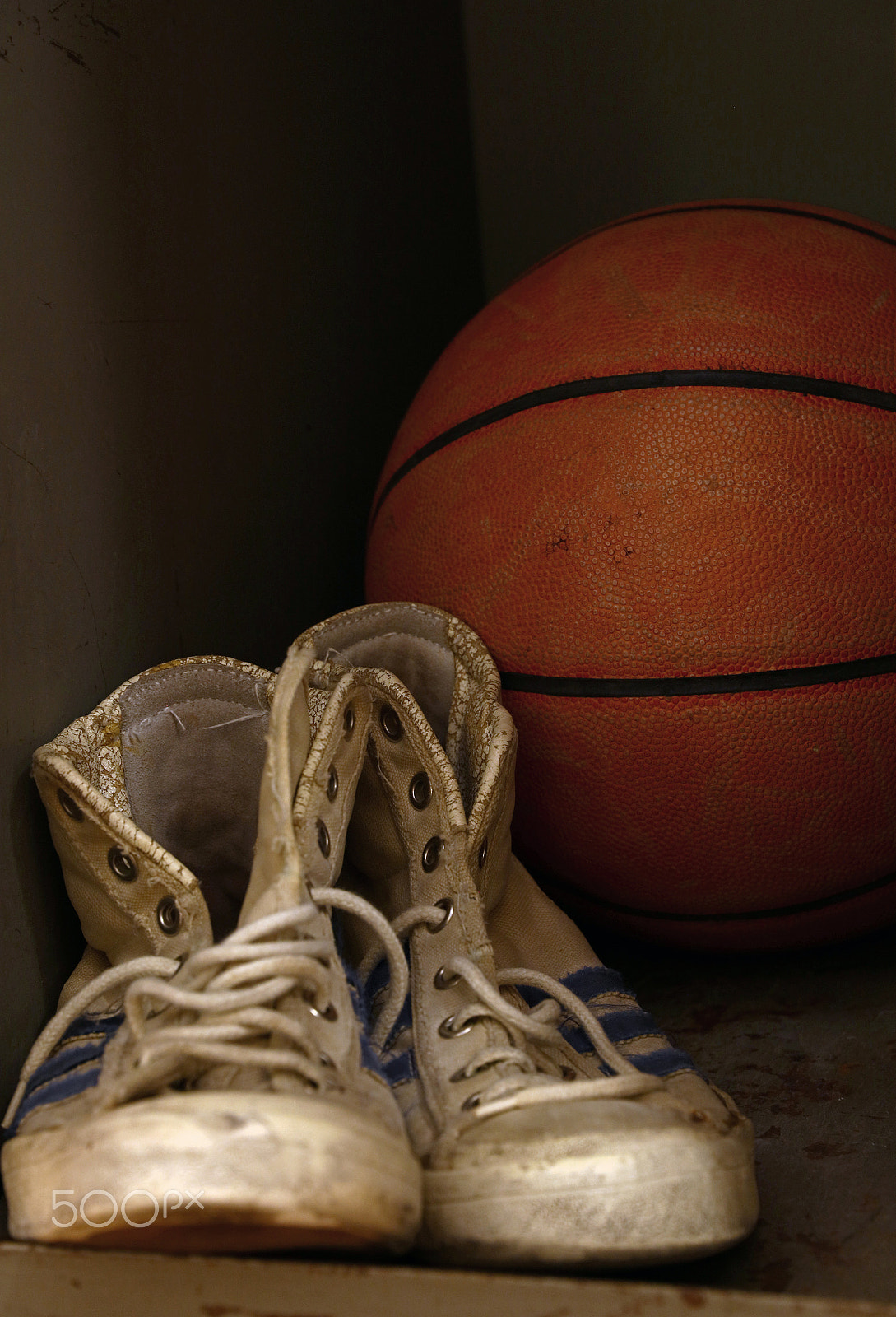 Canon EOS 5DS + Canon EF 24-105mm F3.5-5.6 IS STM sample photo. Old vintage basketball ball and shoes photography