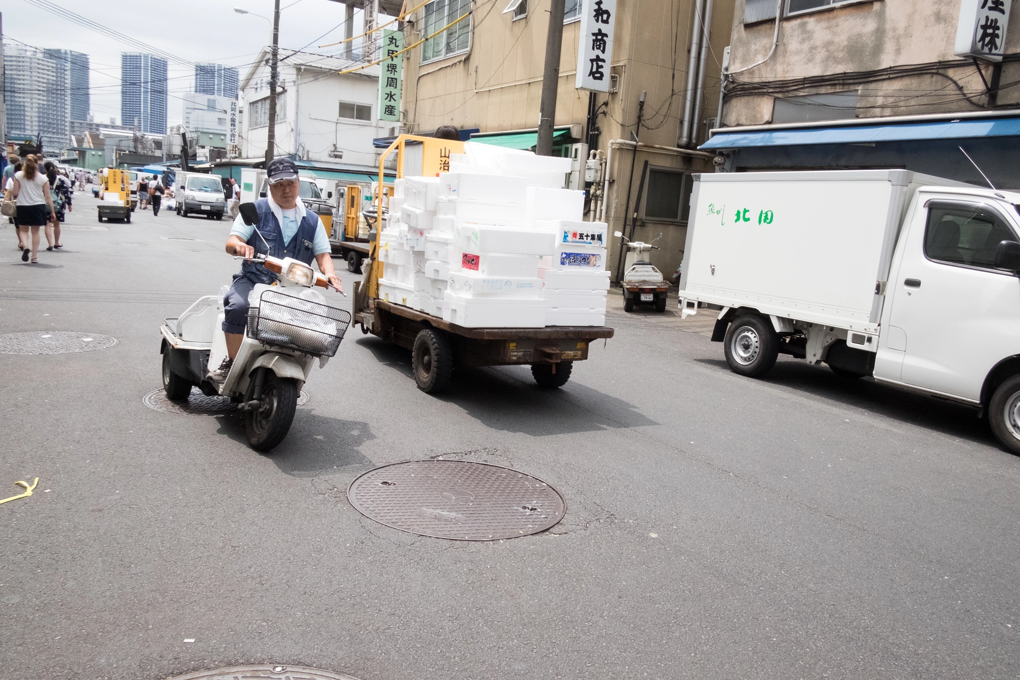 Fujifilm X-T10 + Fujifilm XF 18mm F2 R sample photo. Fish delivery photography