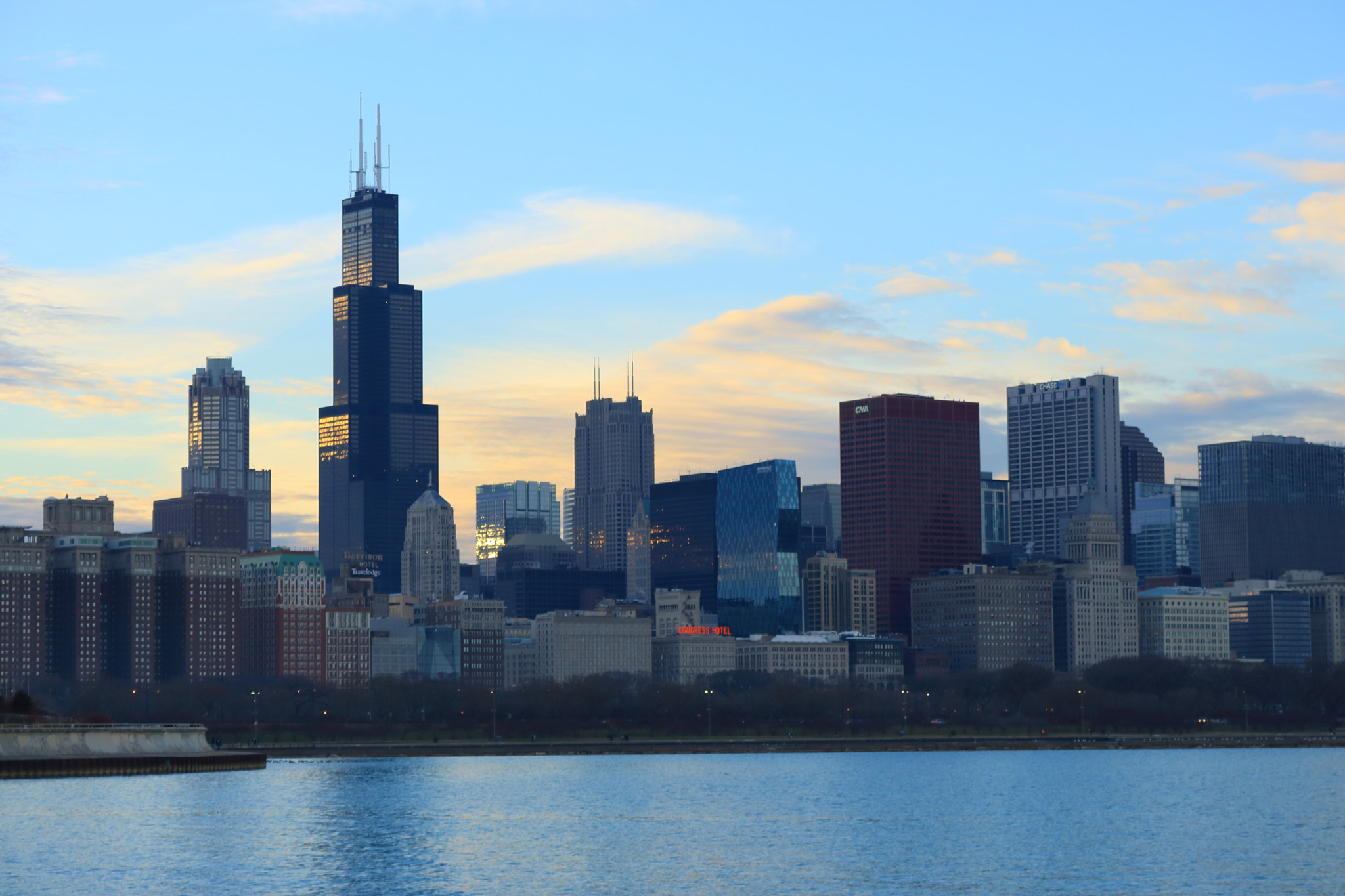 Canon EOS 750D (EOS Rebel T6i / EOS Kiss X8i) sample photo. Chicago skyline at sunset photography