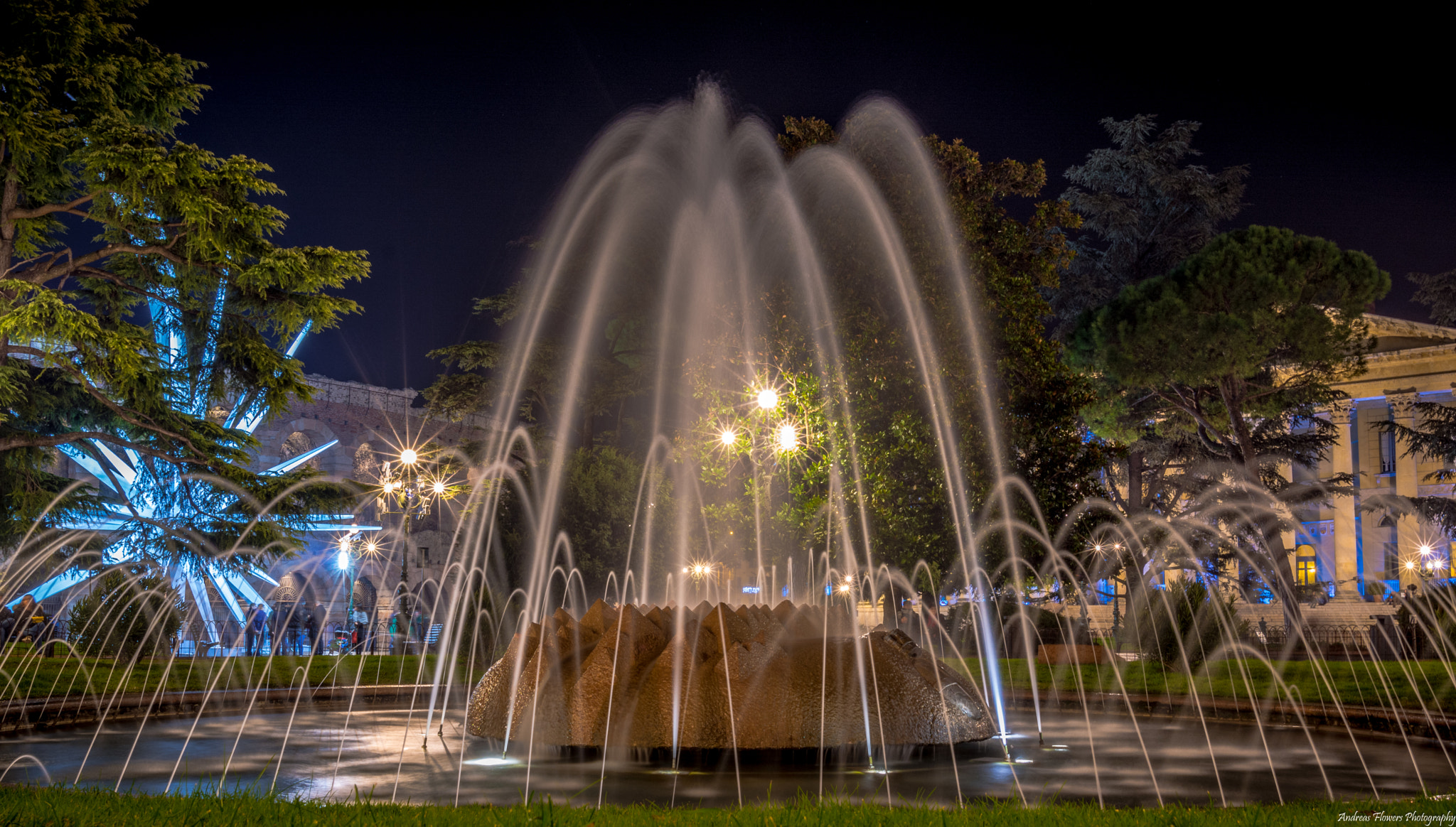 Nikon AF-S Nikkor 20mm F1.8G ED sample photo. Verona, italy fountain photography