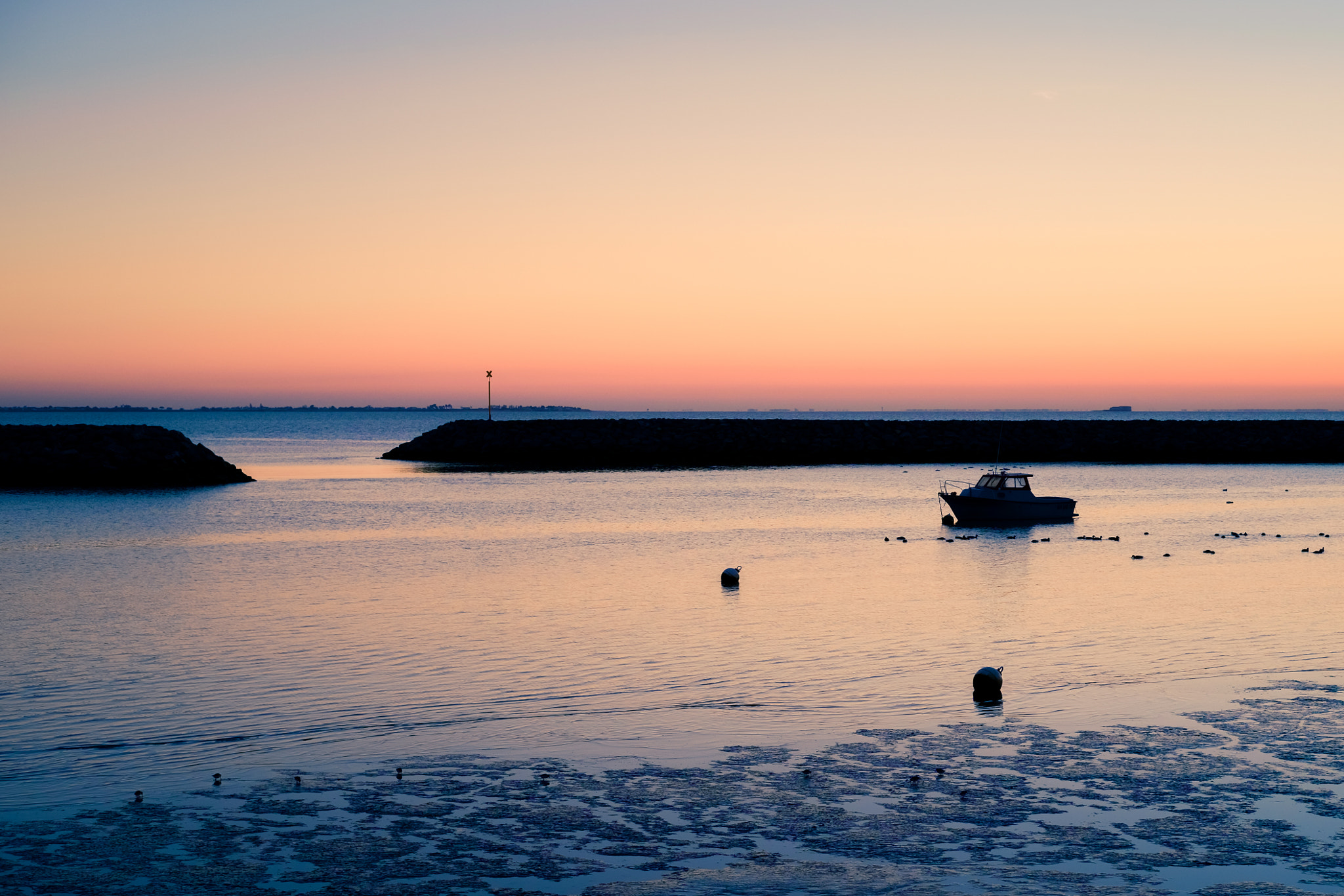 Fujifilm X-Pro1 + Fujifilm XF 35mm F2 R WR sample photo. Seul dans le port photography