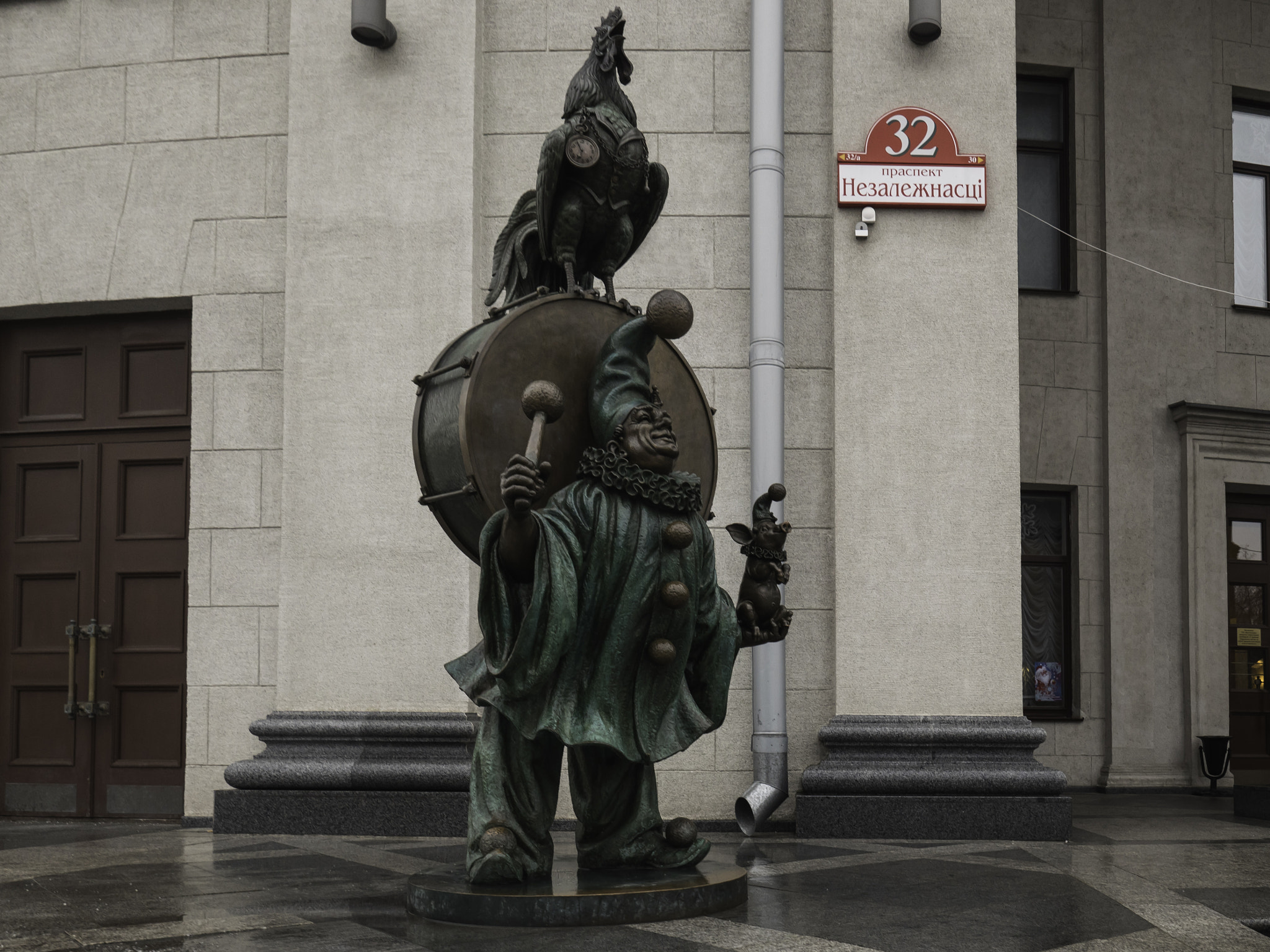 Panasonic Lumix DMC-GH4 + Olympus M.Zuiko Digital ED 7-14mm F2.8 PRO sample photo. Сlown statute near minsk state circus photography