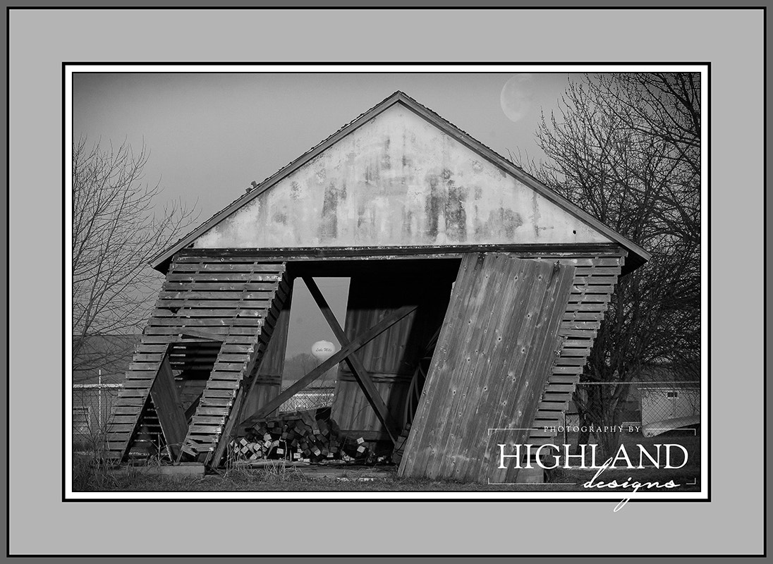 Canon EOS 30D + Canon EF 70-210mm f/3.5-4.5 USM sample photo. Corn crib with a tilt b&w photography