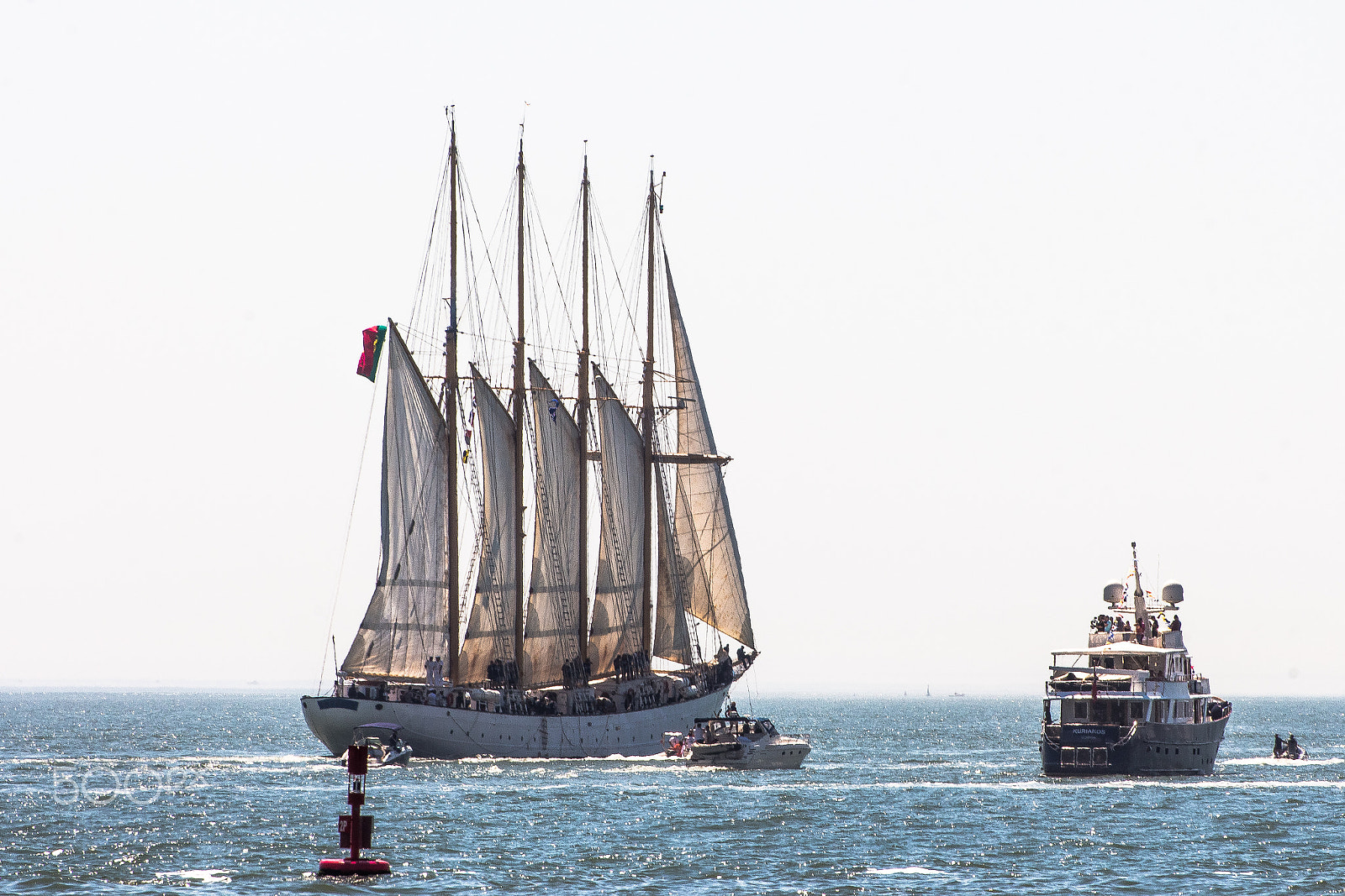 Canon EOS 650D (EOS Rebel T4i / EOS Kiss X6i) + Tamron SP 70-300mm F4-5.6 Di VC USD sample photo. Tall ships race lisbon 2016 - into the light photography