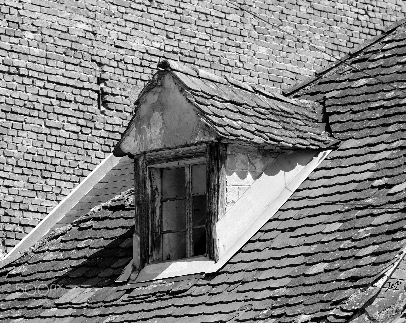 Canon EOS 1000D (EOS Digital Rebel XS / EOS Kiss F) sample photo. Old roof, croatia photography