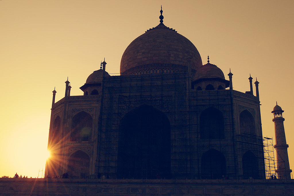 Taj in dark by Adarsha Chatterjee on 500px.com