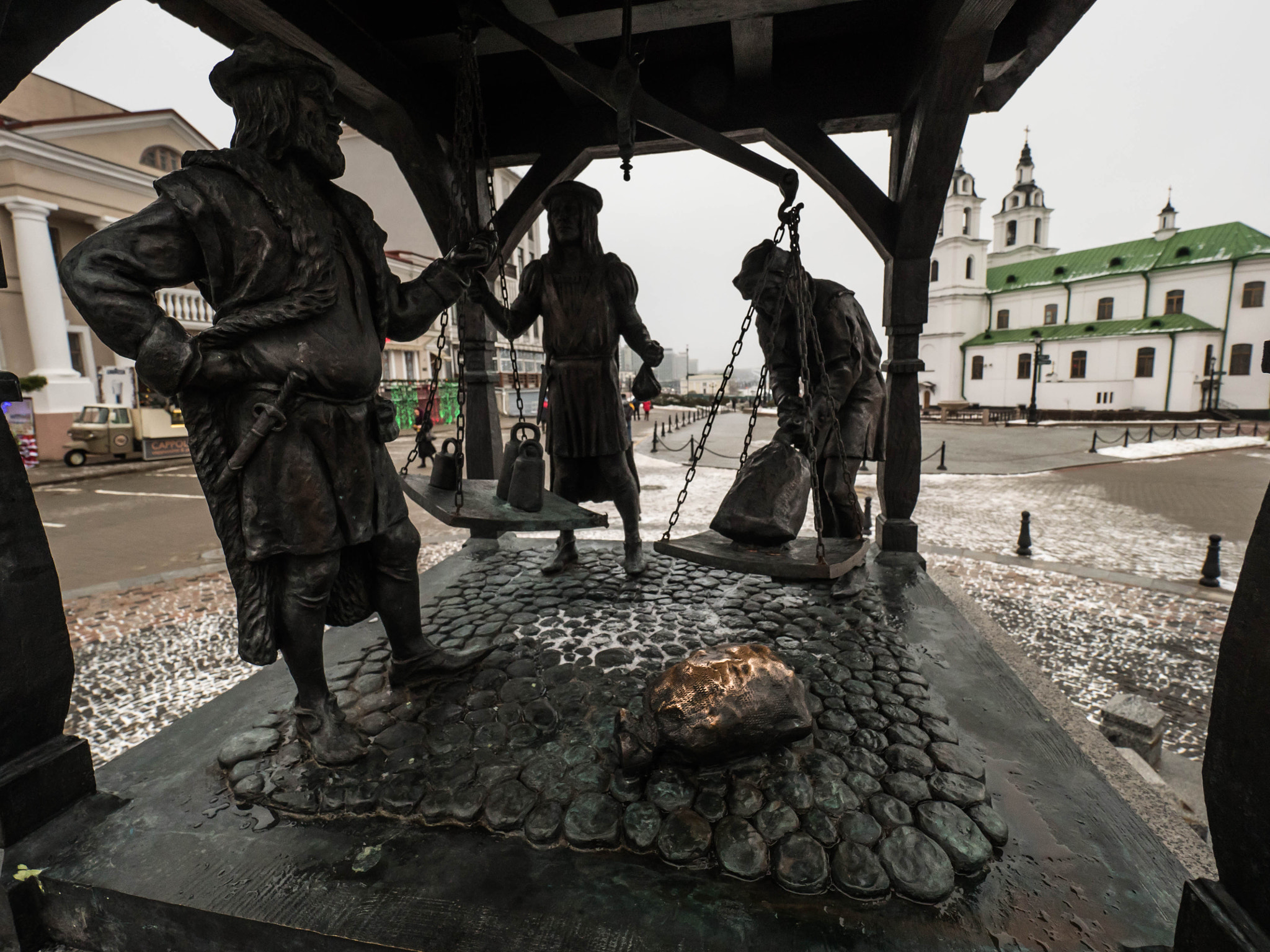 Panasonic Lumix DMC-GH4 + Olympus M.Zuiko Digital ED 7-14mm F2.8 PRO sample photo. City scales sculpture in minsk photography