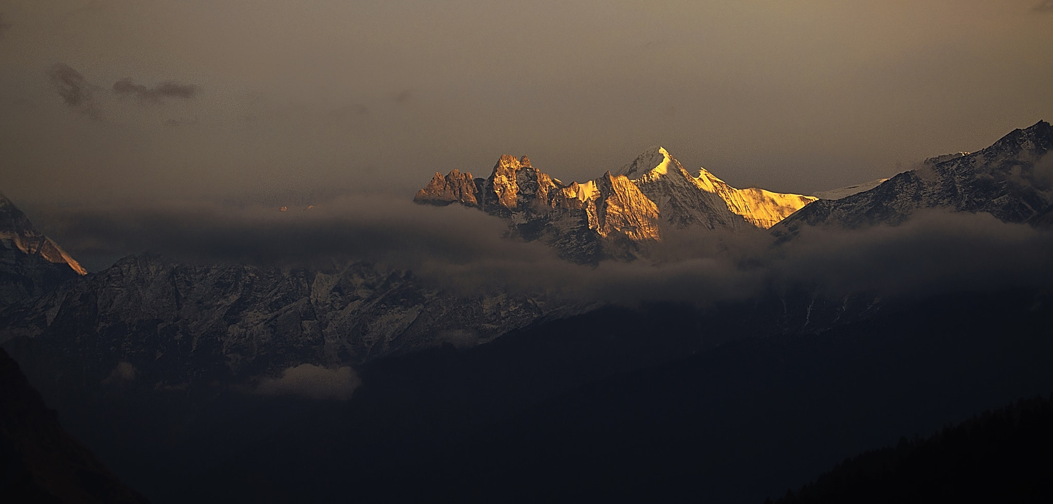 Nikon D90 + Nikon AF-S DX Nikkor 55-200mm F4-5.6G ED sample photo. Himalayan mountain view from auli at sunset photography