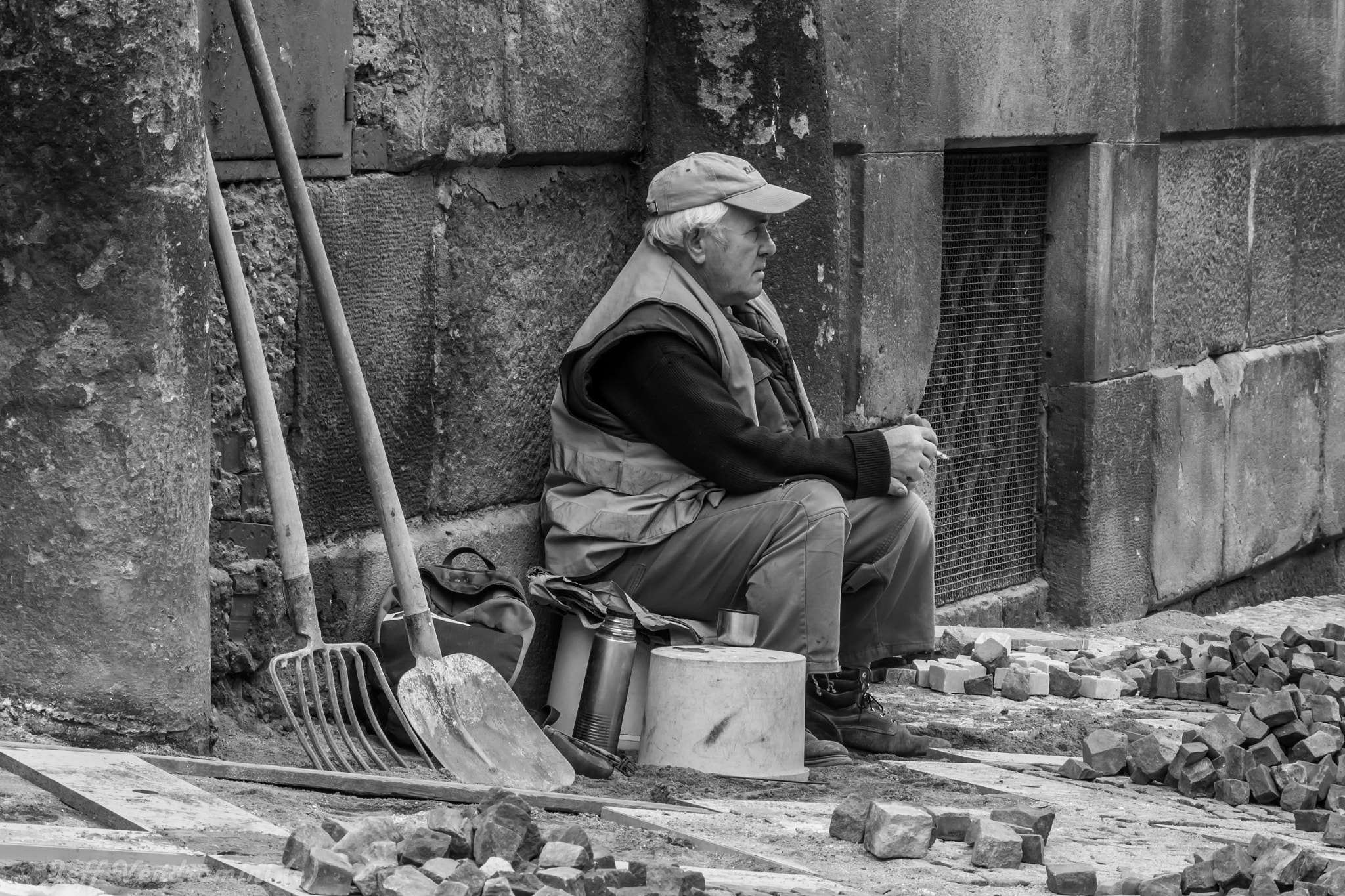 Nikon 1 AW1 sample photo. Manual worker, prague photography