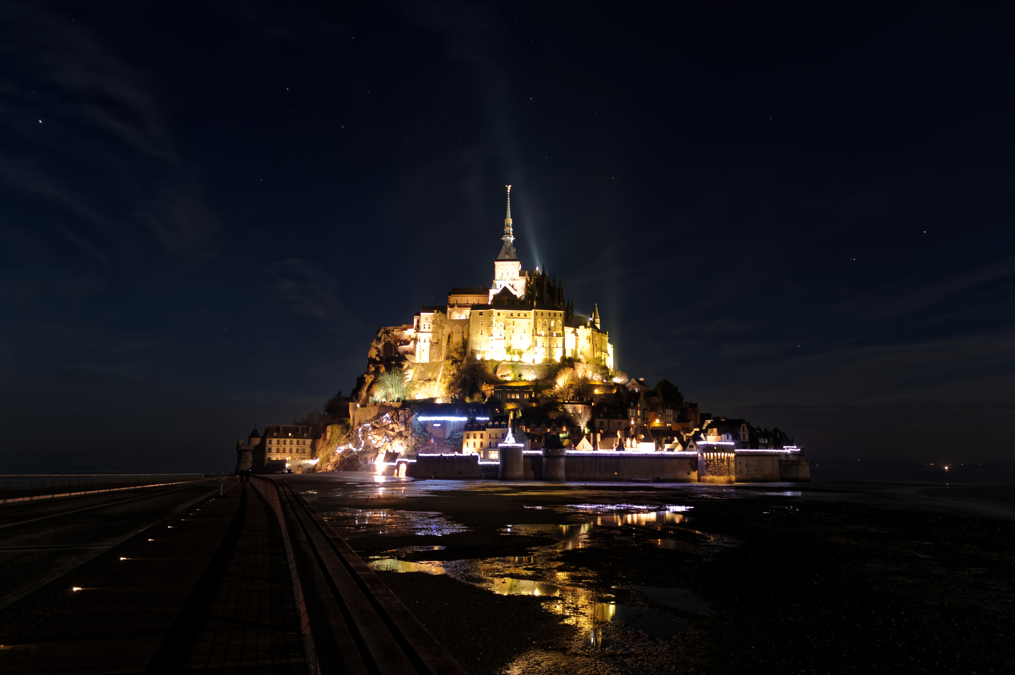 Sigma 18-300mm F3.5-6.3 DC Macro HSM sample photo. Le mont saint michel by night photography