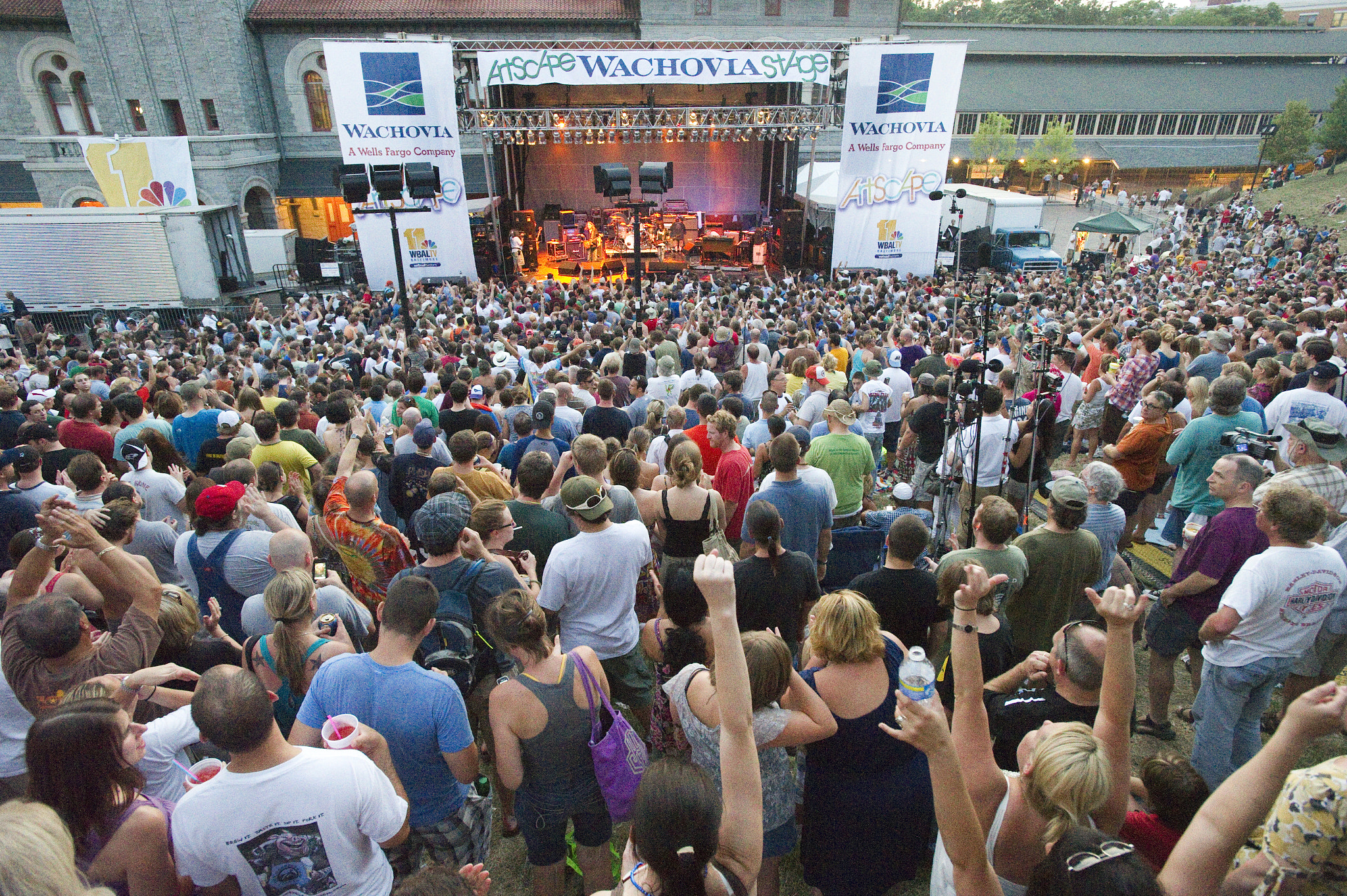 Nikon AF-S Nikkor 17-35mm F2.8D ED-IF sample photo. Crowd at artscape arts festival, baltimore maryland photography
