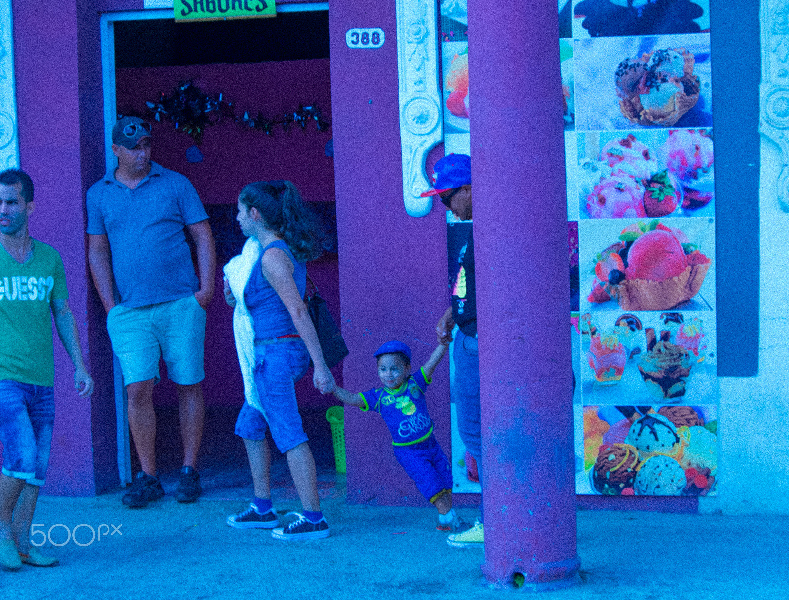 smc PENTAX-DA L 55-300mm F4-5.8 ED sample photo. Cuban family scene photography