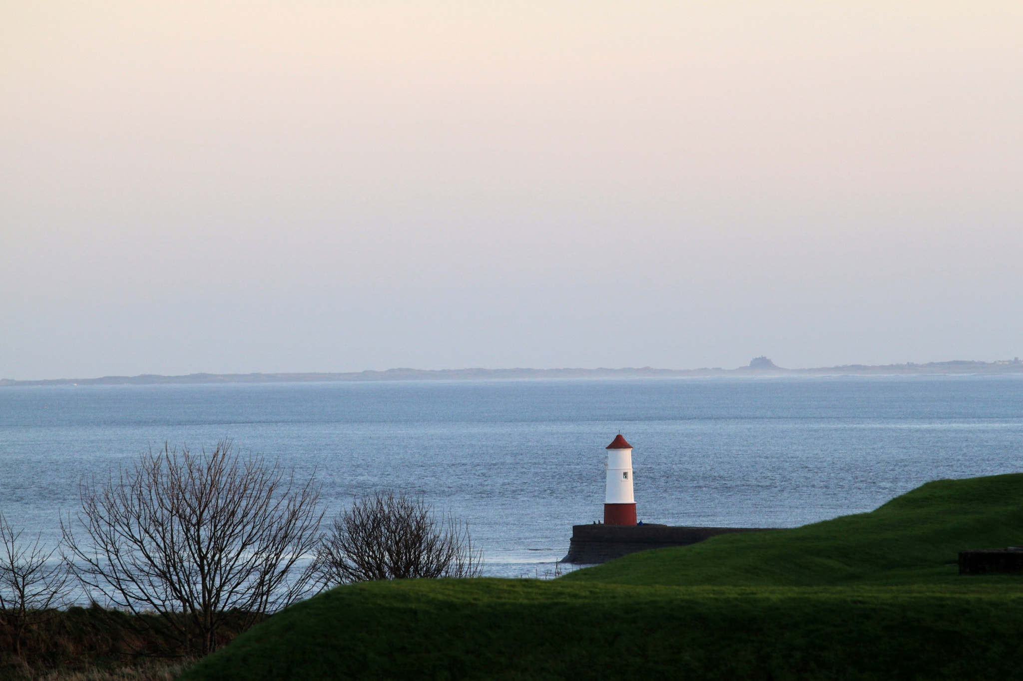 Canon EOS 500D (EOS Rebel T1i / EOS Kiss X3) + Canon EF 70-200mm F4L IS USM sample photo. Berwick lighthouse photography