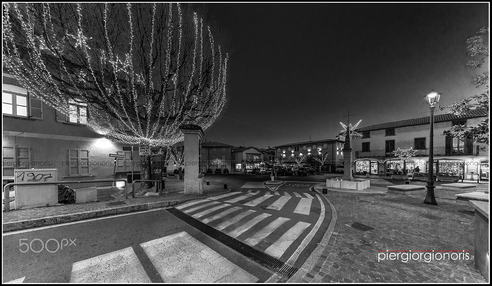 Canon EOS 6D + Canon EF 11-24mm F4L USM sample photo. Luminarie in b/nero. photography