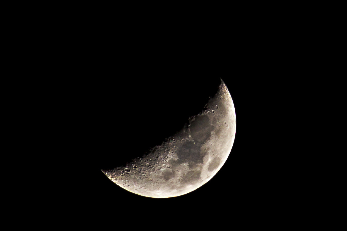 Canon EF-S 55-250mm F4-5.6 IS sample photo. Mond / moon photography