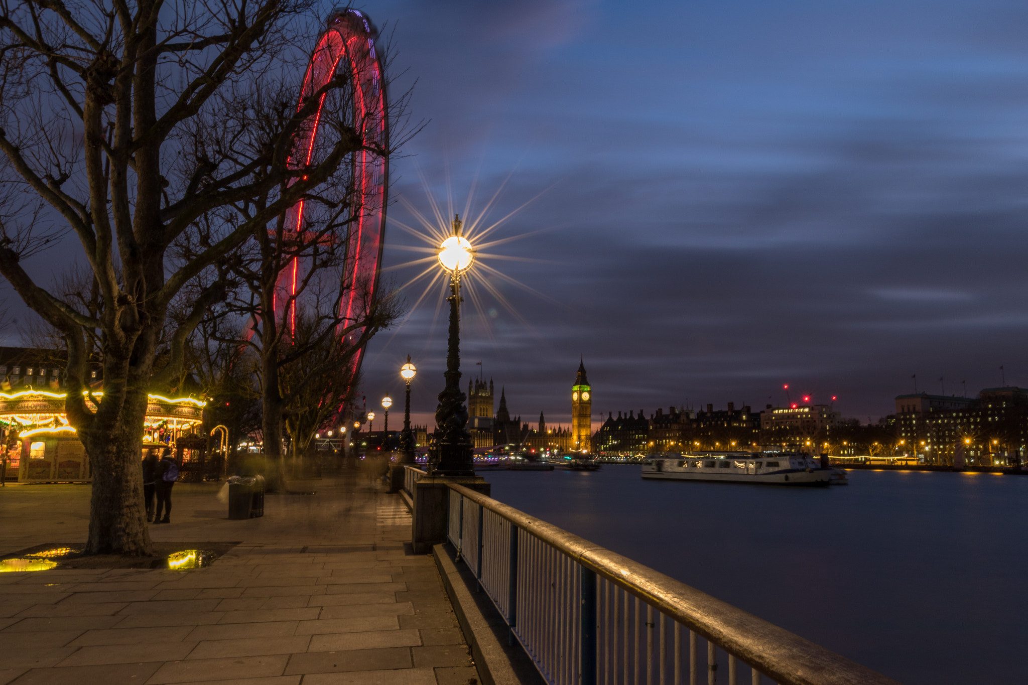 Canon EF 16-35mm F4L IS USM sample photo. London city glow photography