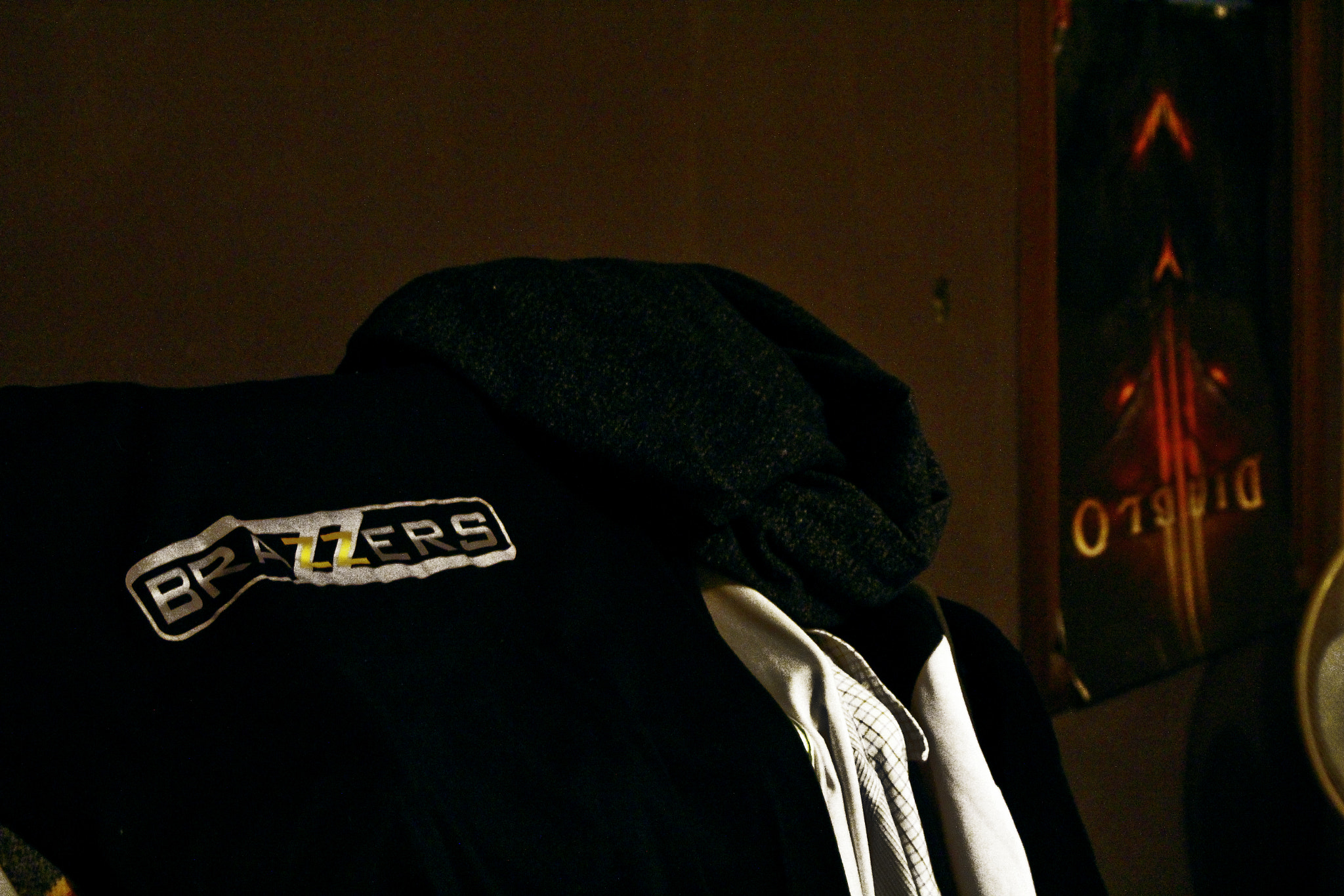 Canon EOS 600D (Rebel EOS T3i / EOS Kiss X5) + Canon EF 38-76mm f/4.5-5.6 sample photo. Brazzers shirt photography
