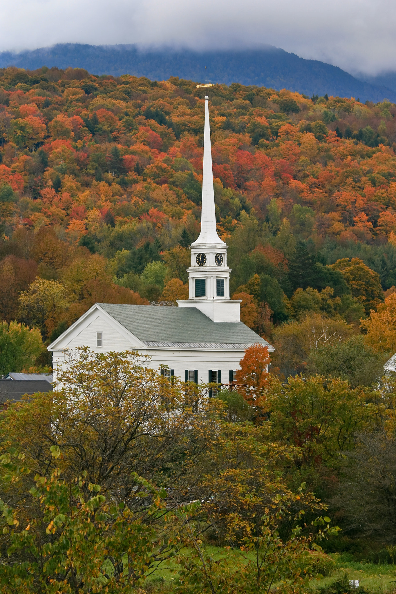 Canon EOS 400D (EOS Digital Rebel XTi / EOS Kiss Digital X) sample photo. Church in fall photography