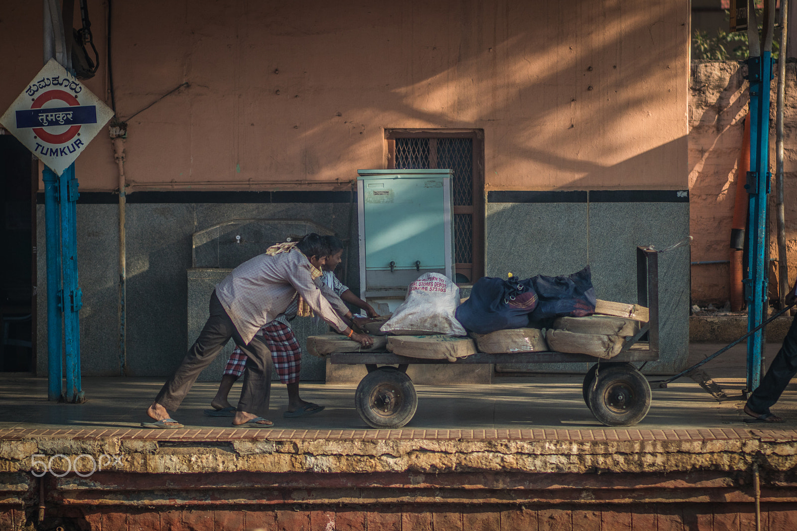 Canon EOS 80D + Canon EF 85mm F1.8 USM sample photo. Railway worker photography