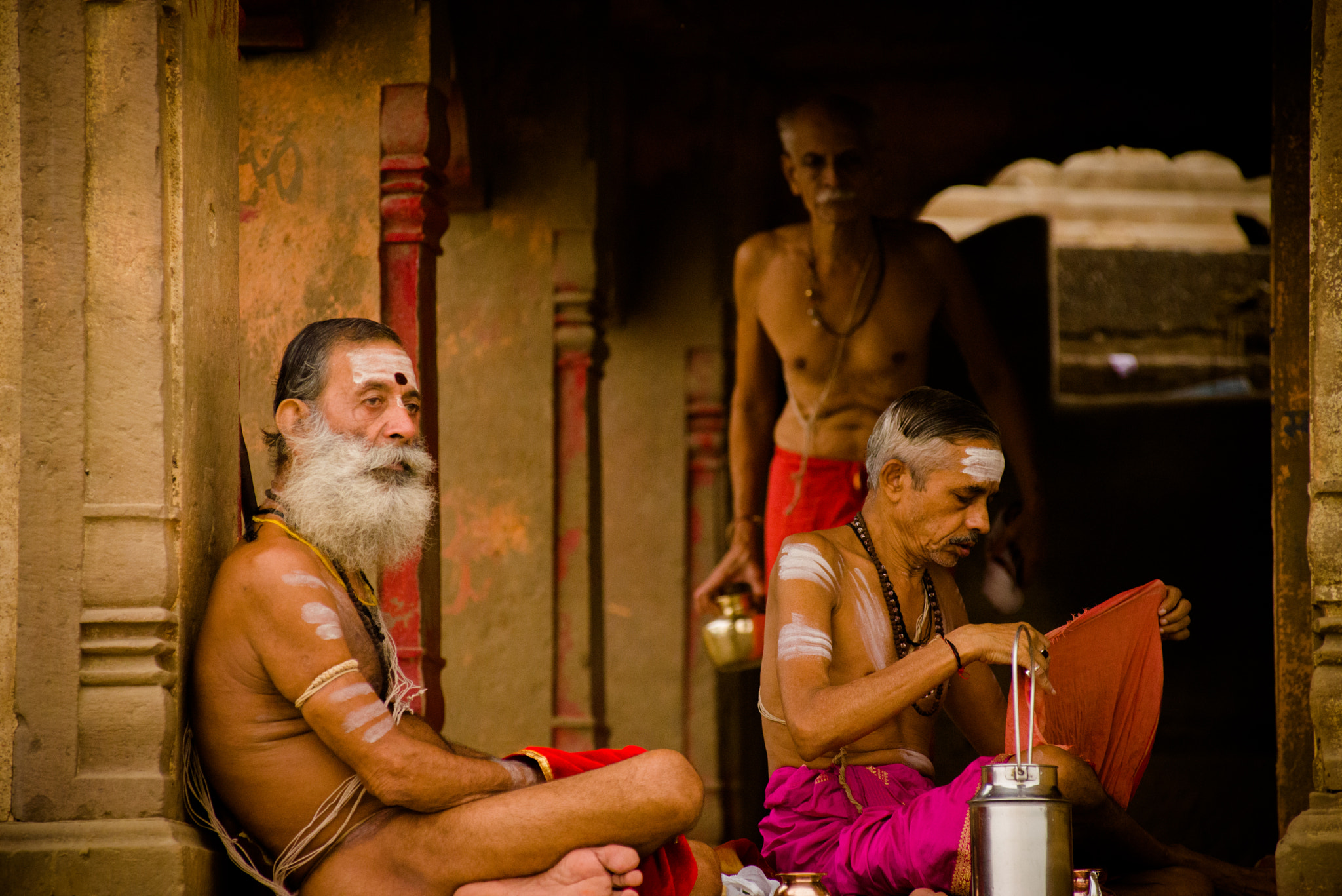 AF Zoom-Nikkor 80-200mm f/2.8 ED sample photo. Sadhu beside the ganges river photography