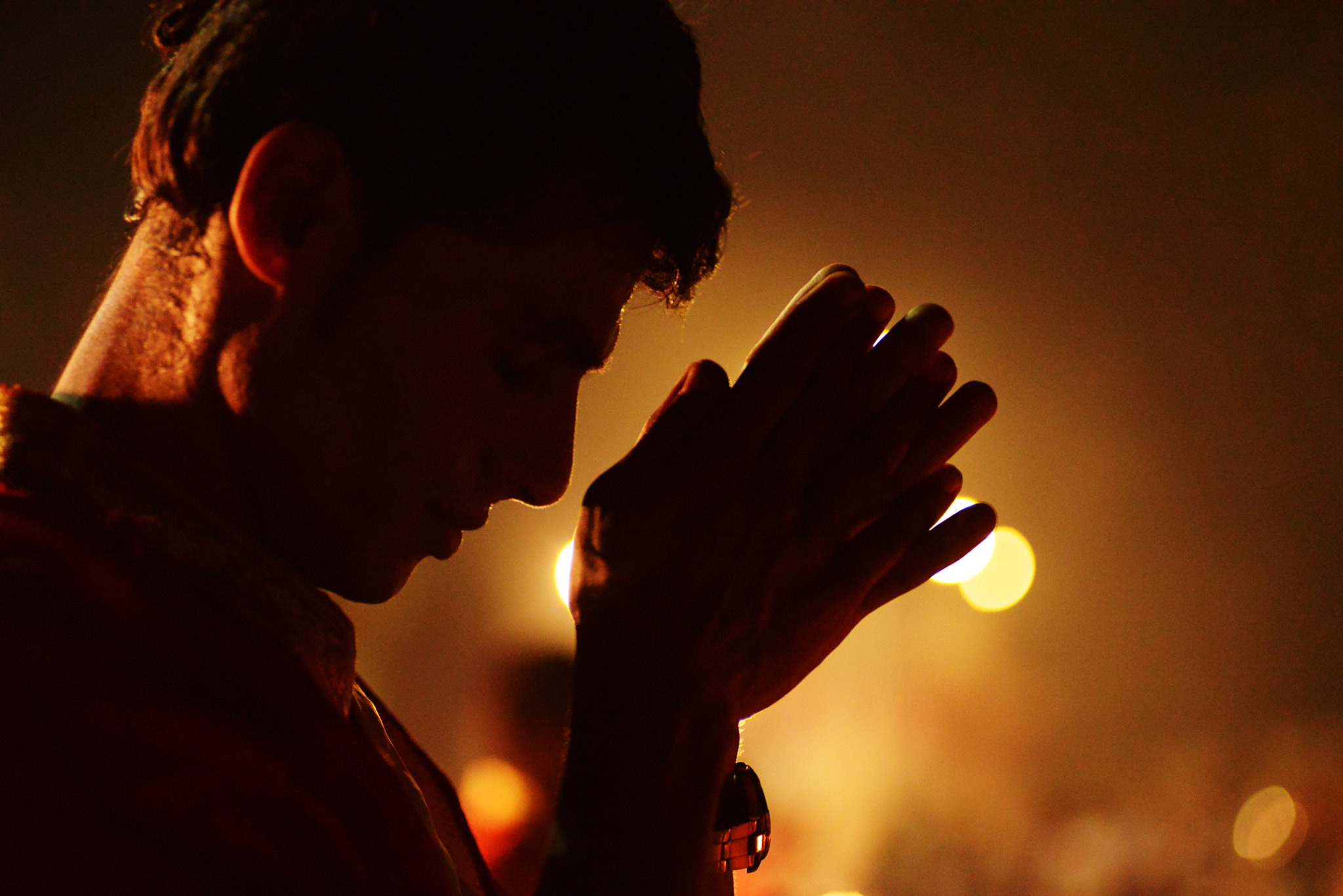 AF Zoom-Nikkor 80-200mm f/2.8 ED sample photo. Praying photography