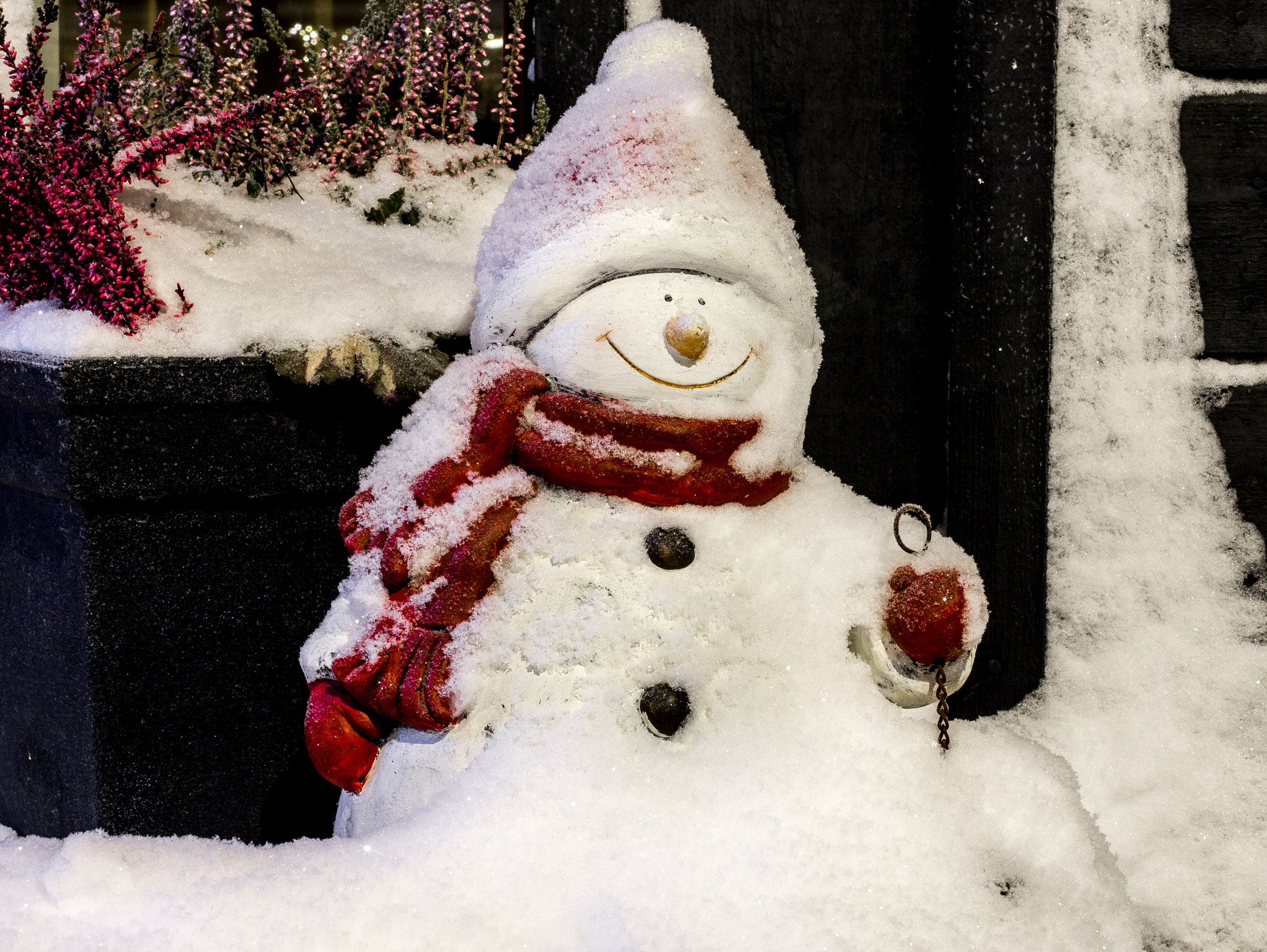 Canon EOS 70D + Canon EF 35mm F1.4L USM sample photo. The snowman is freezing but is still happy photography