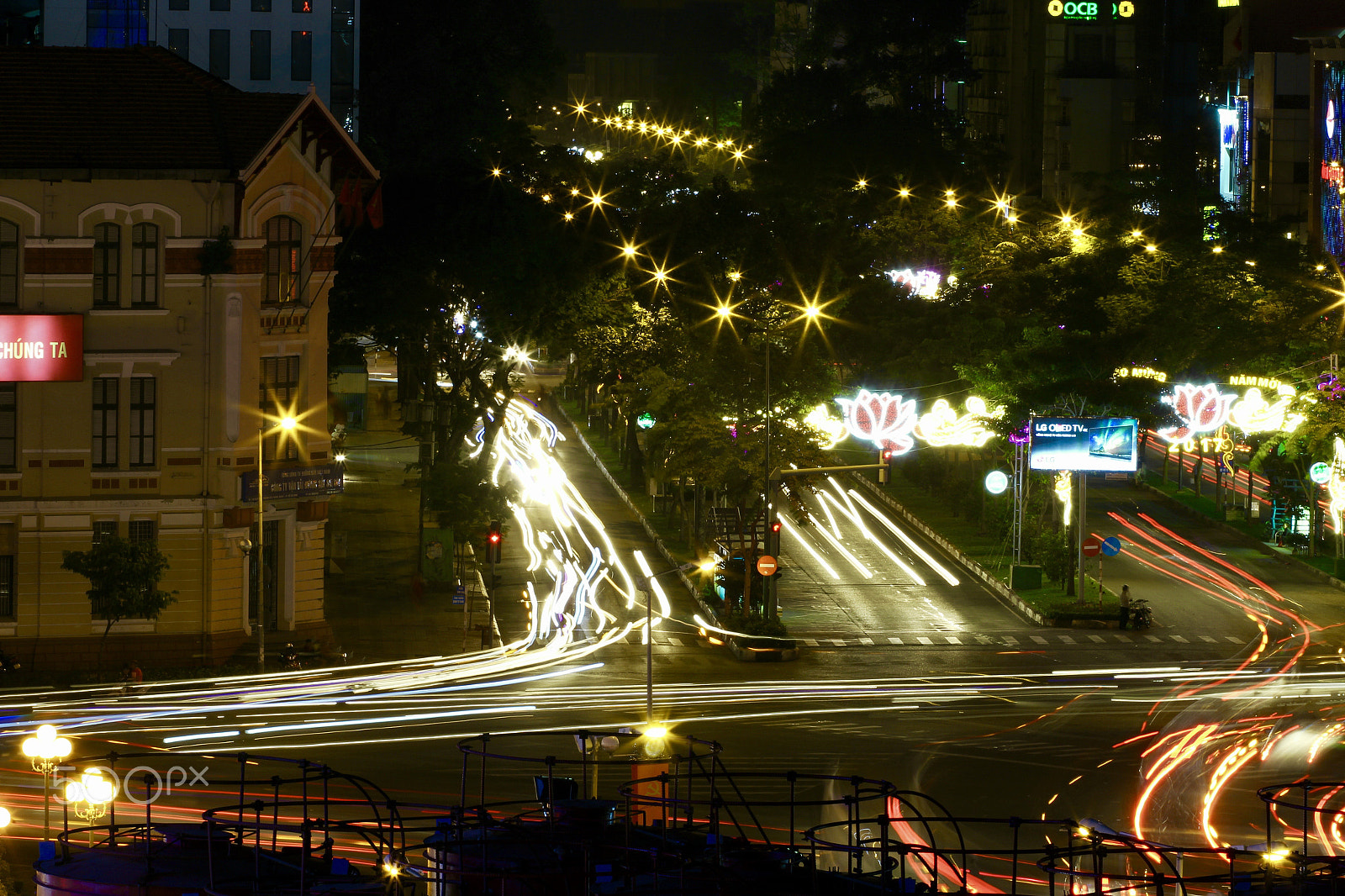 Canon EOS 700D (EOS Rebel T5i / EOS Kiss X7i) + Canon EF 70-200mm F4L USM sample photo. Ho chi minh city photography