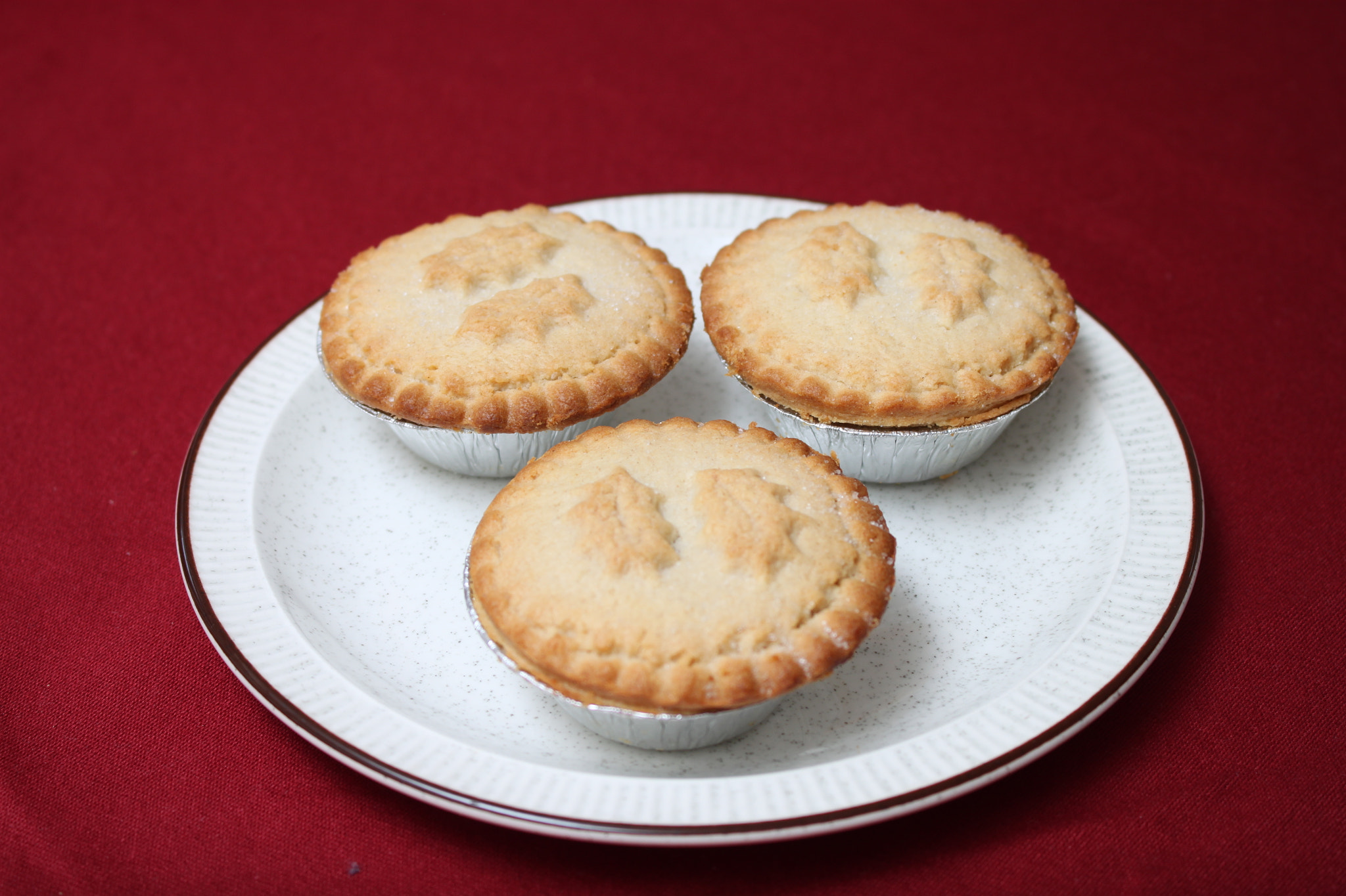 Canon EOS 500D (EOS Rebel T1i / EOS Kiss X3) + Canon EF-S 18-55mm F3.5-5.6 IS STM sample photo. Sainsbury's mince pies photography